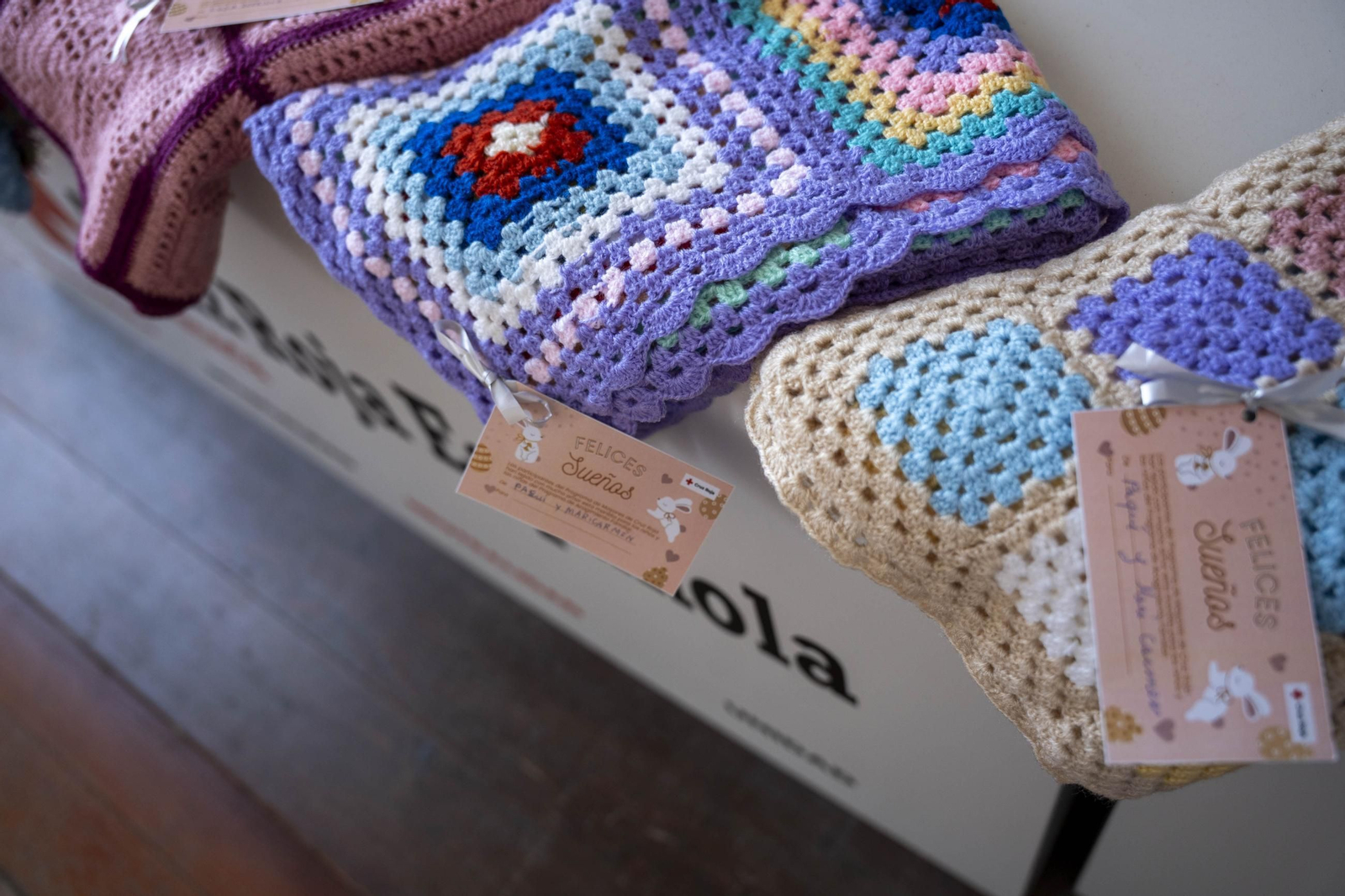 Cruz Roja realiza la entrega de mantitas solidarias a las familias de acogida