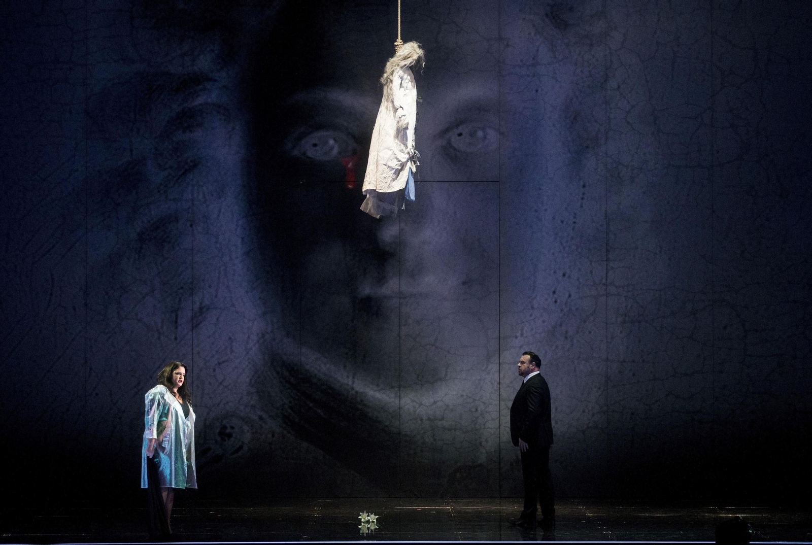Representación de 'Un ballo in maschera' el pasado sábado en el Gran Teatre del Liceu de Barcelona, con Carlos Álvarez a la derecha.