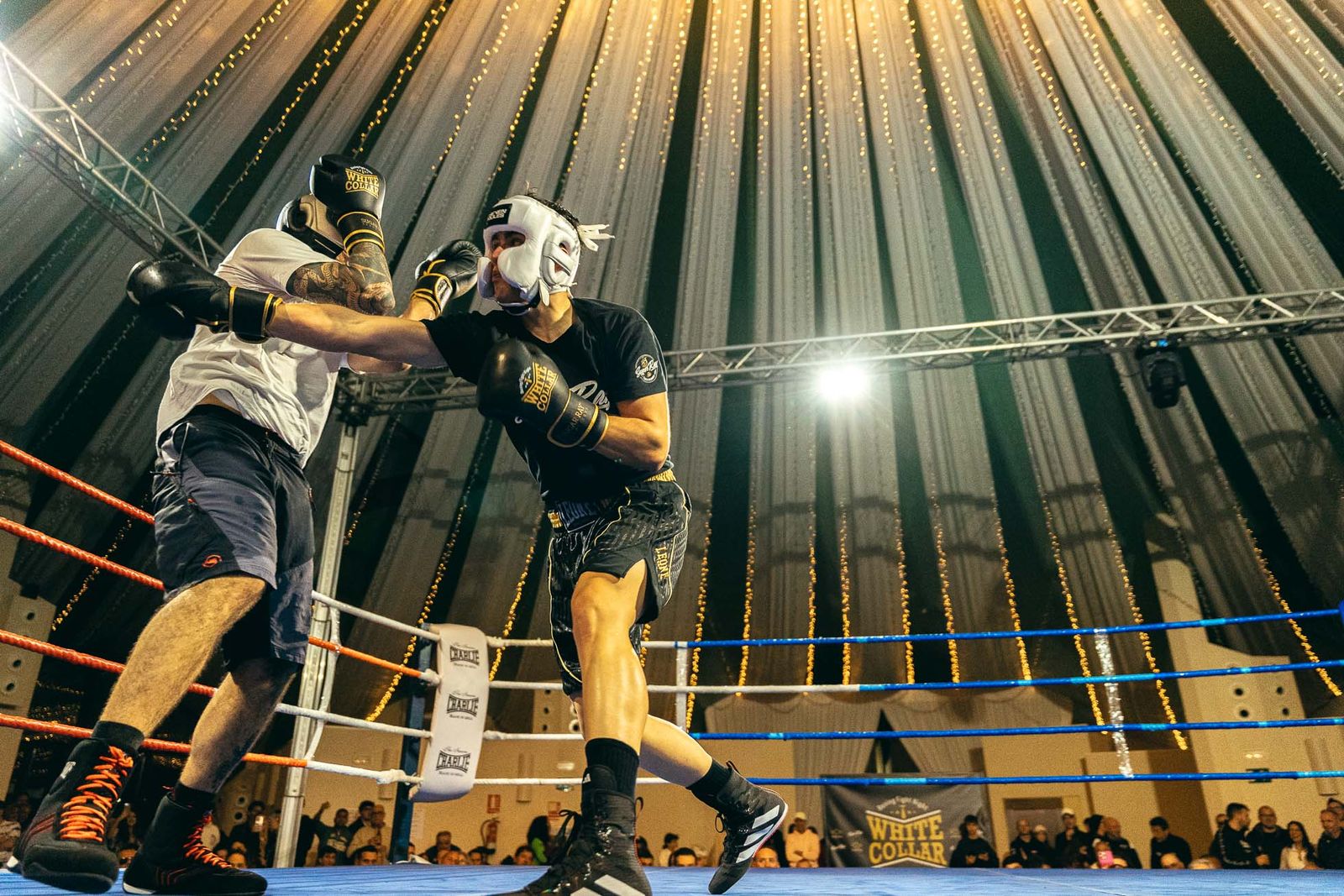 En imágenes: golpes solidarios en una impresionante White Collar Boxing