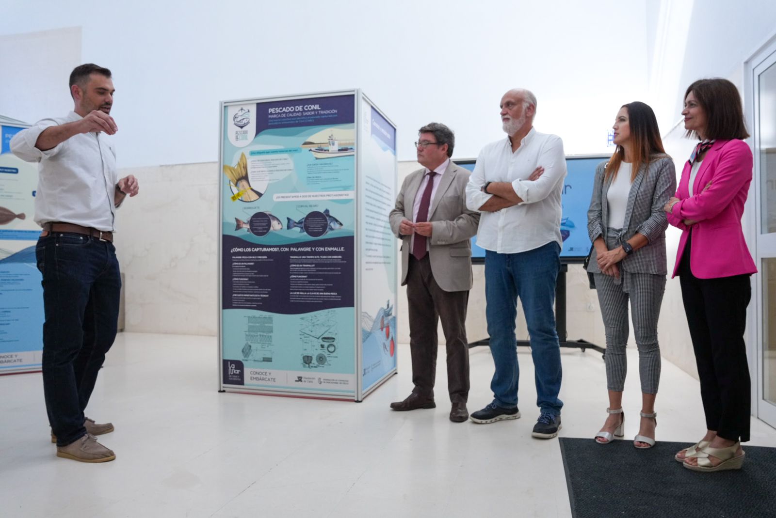 El técnico de Fecopesca, José Carlos Escaleras, explica detalles de la exposición.
