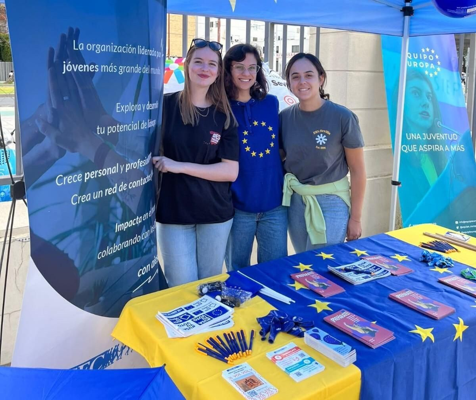 Integrantes de Equipo Europa en una de las carpas informativas en las universidades. Integrantes de Equipo Europa en una de las carpas informativas en las universidades.