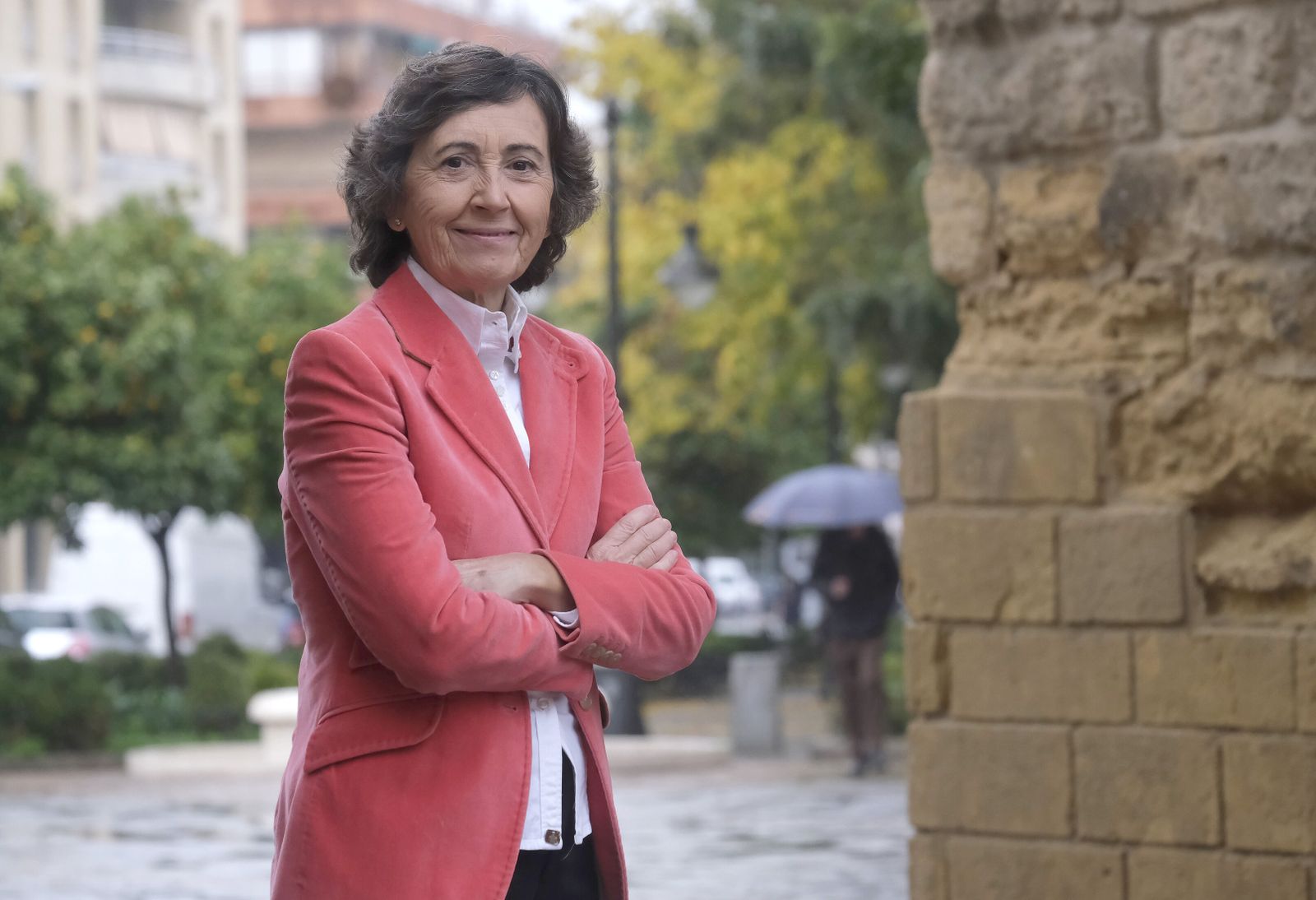 Rosa Aguilar posa junto a la Torre de la Malmuerta.