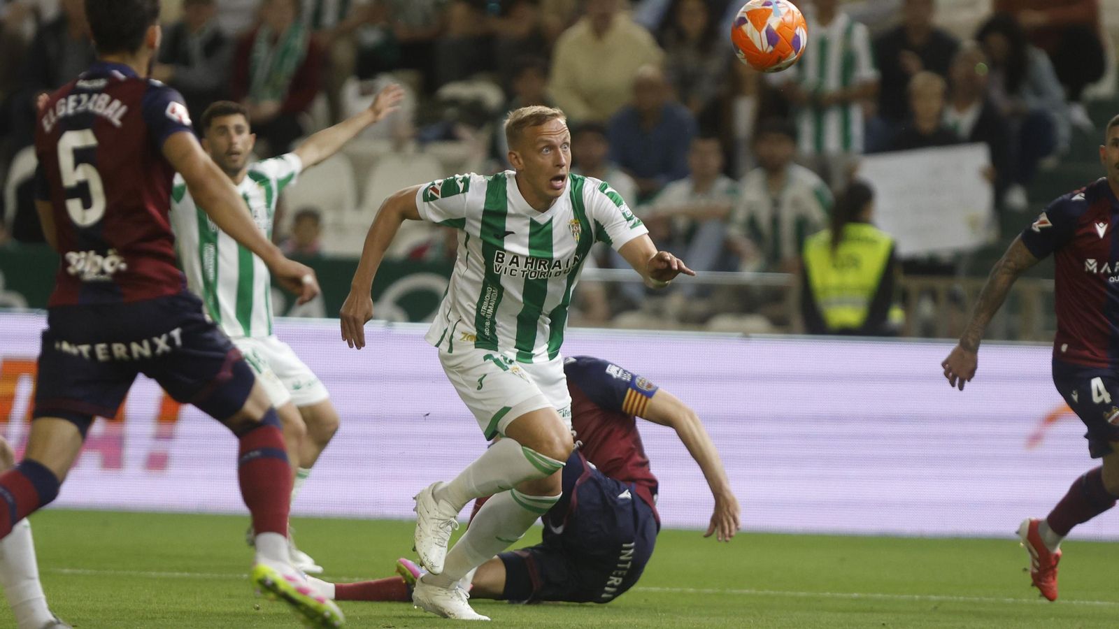 Obolskii intenta alcanzar un balón en el área en el Córdoba CF - Levante.