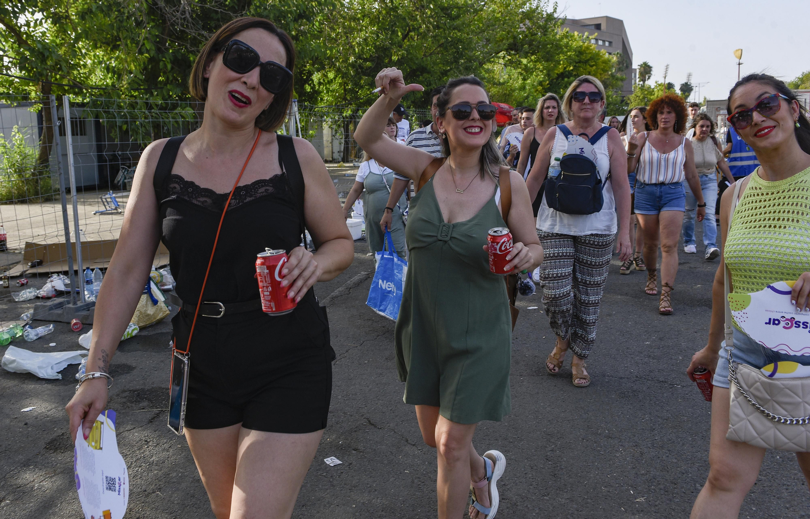 Calor y buen ambiente en la entrada del concierto de Manuel Carrasco