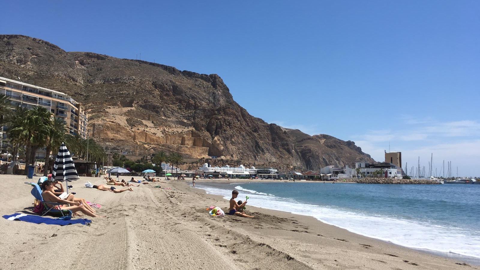 La playa de Aguadulce daba ayer la bienvenida a los primeros bañistas.