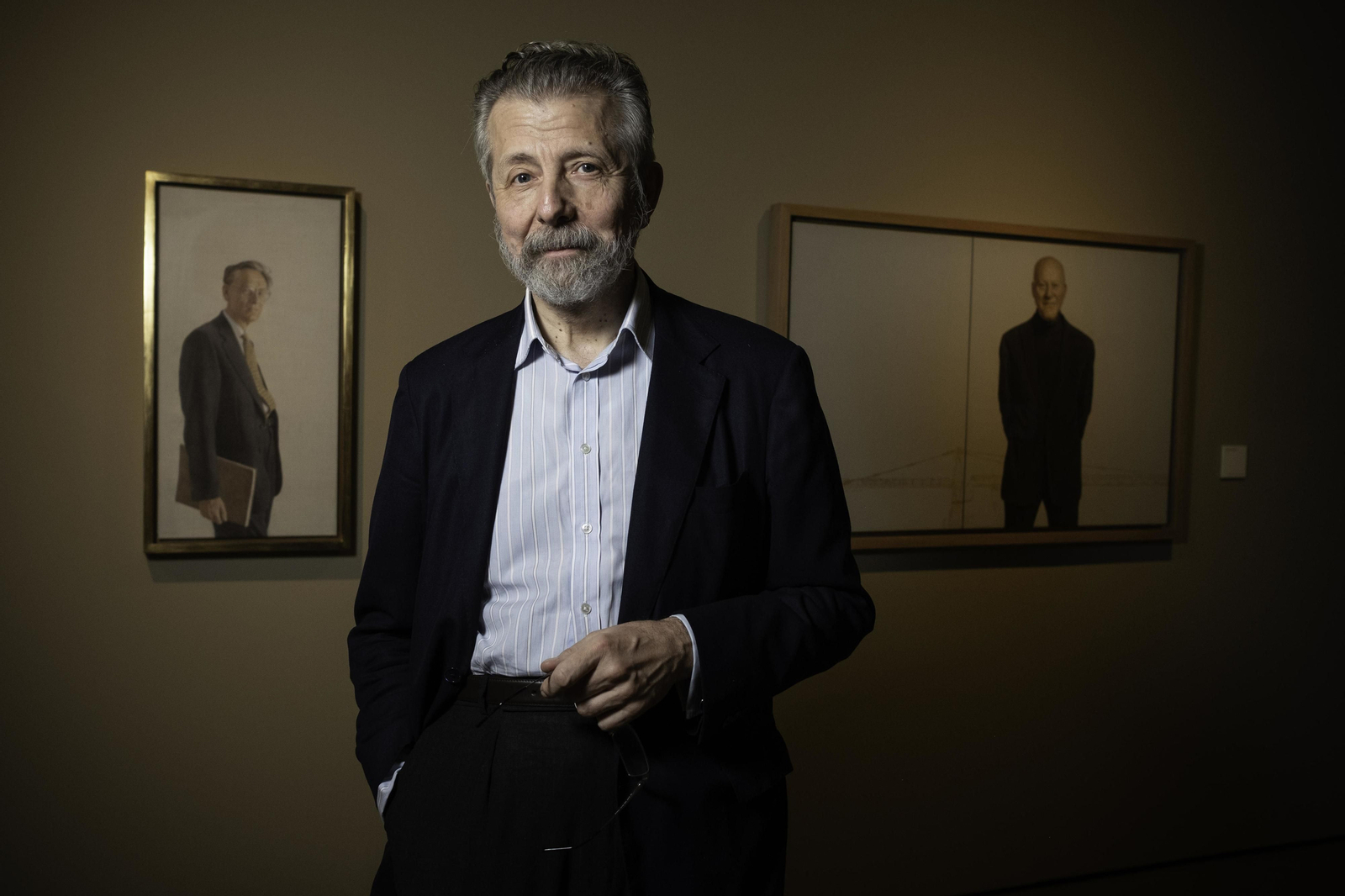 Hernán Cortés posa ante dos de su cuadros.