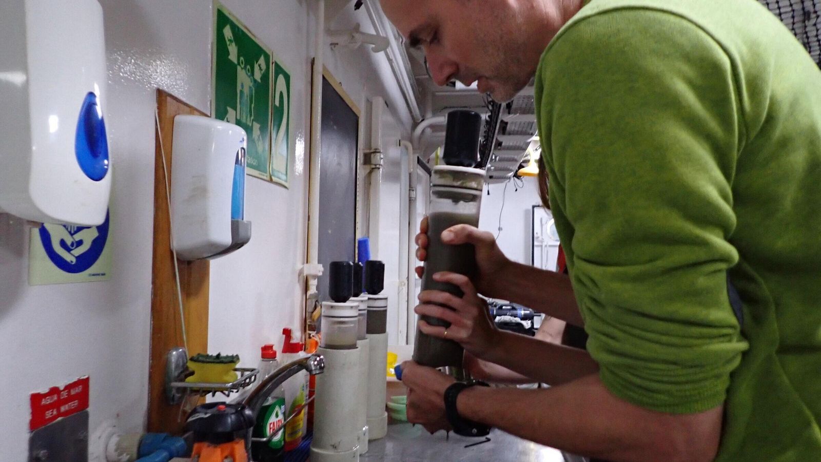 Con algunas de las muestras extraídas en la campaña.