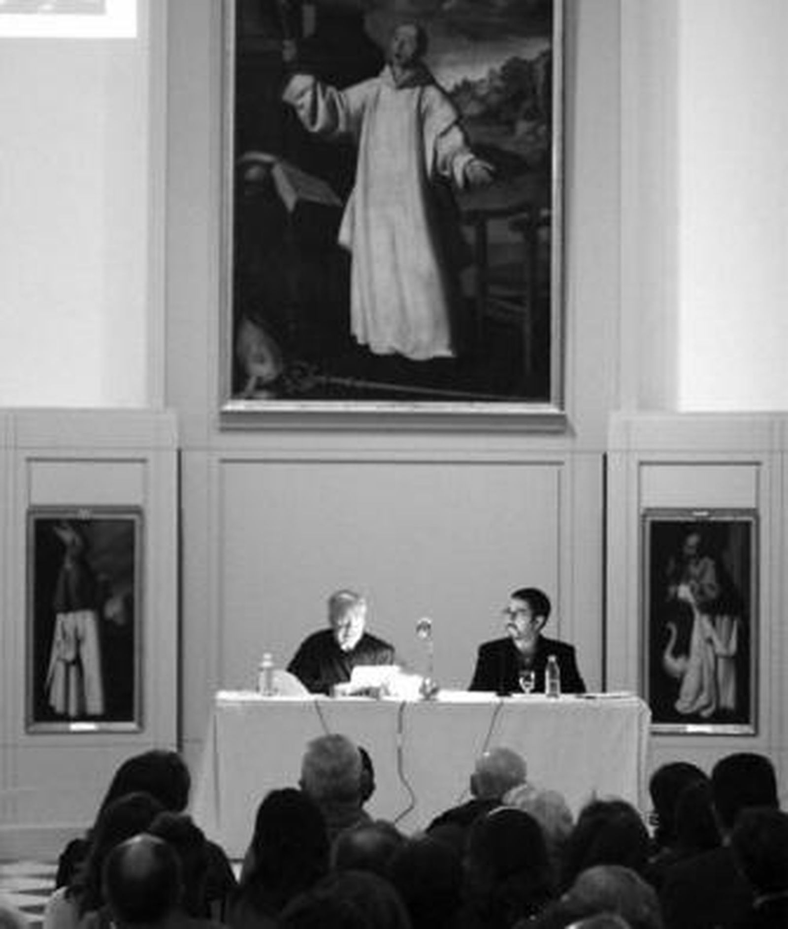 El poeta Pablo García Baena junto con su presentador, José Manuel Benítez Ariza, en el Museo de Cádiz.