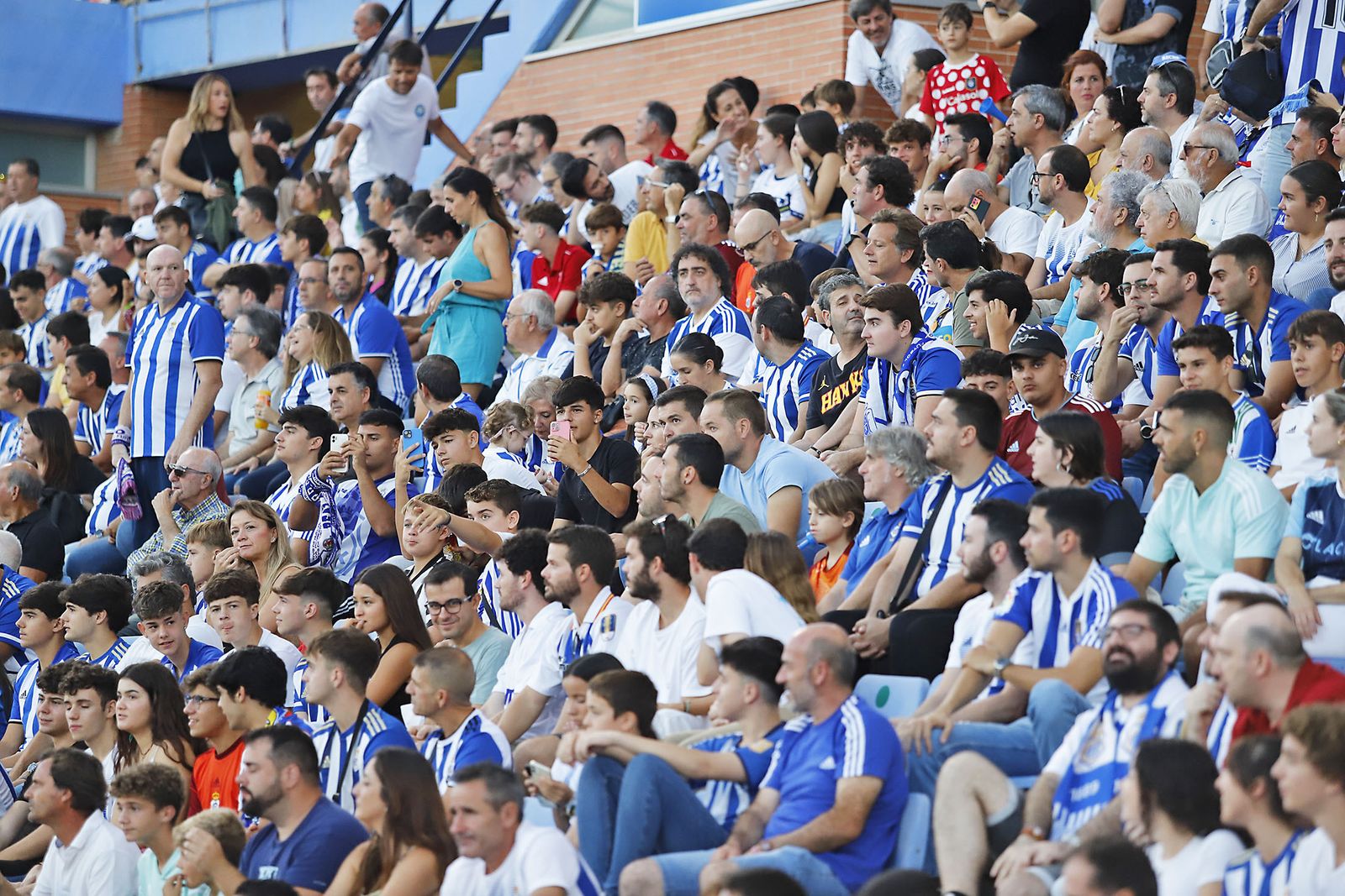 Ambiente en las gradas del Nuevo Colombino en el Recreativo de Huelva y Málaga