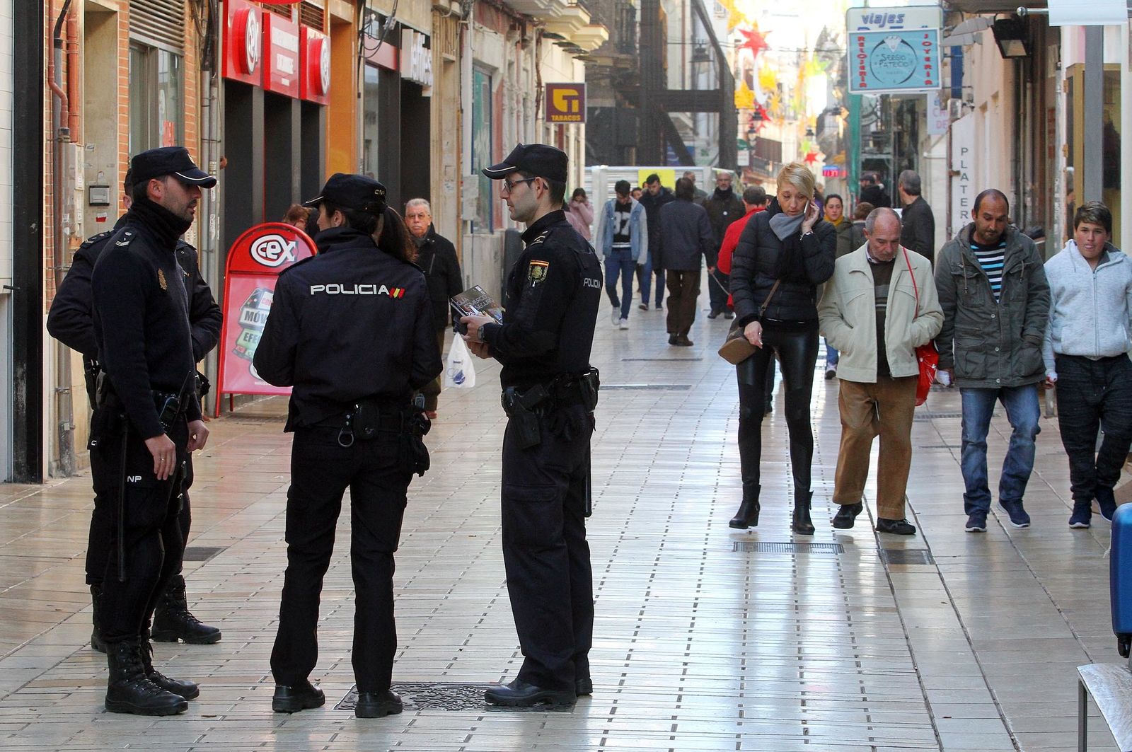 Un grupo de policías nacionales, en una de las principales calles peatonales de Huelva.