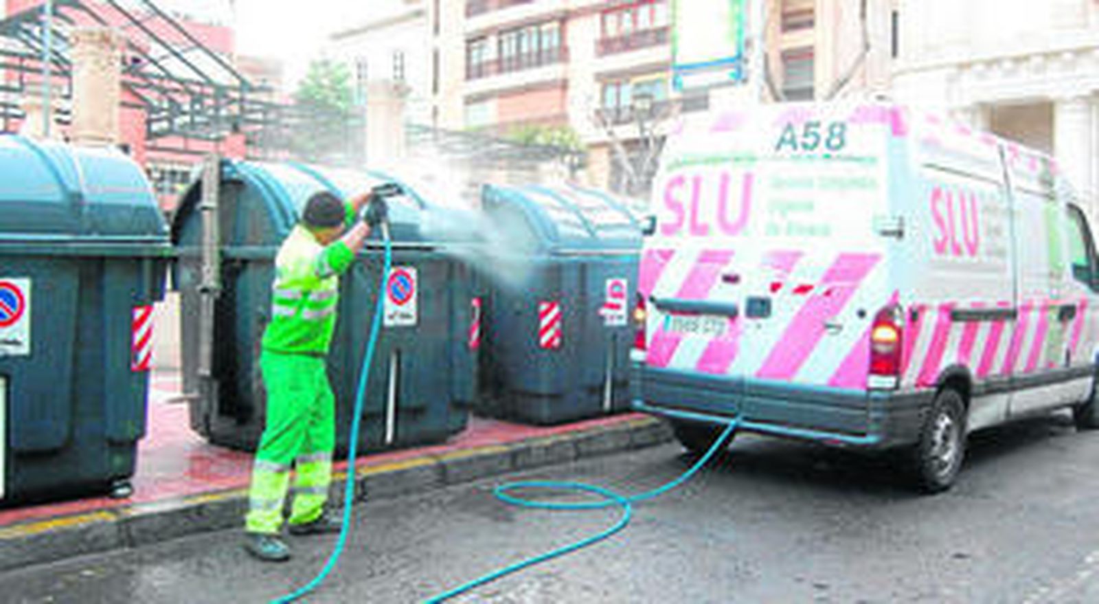 Un operario del Servicio de Limpieza Urgente lava los contenedores en plaza San Pedro.