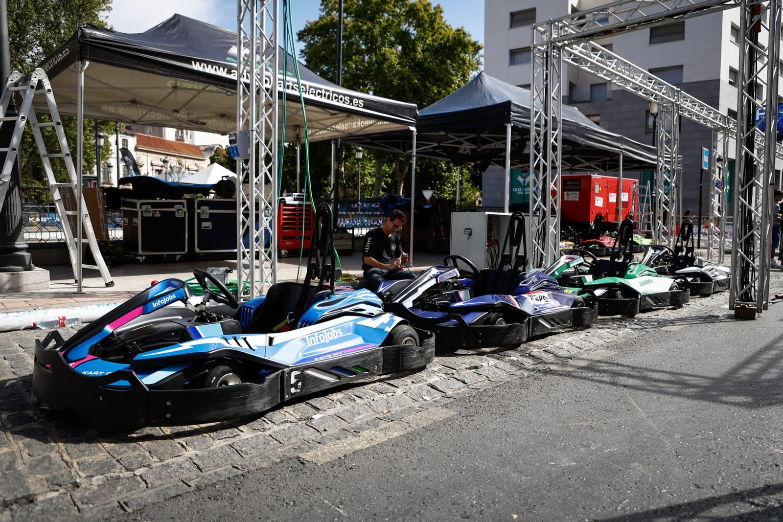 Karts eléctricos en la zona de boxes habilitada en la Acera del Darro