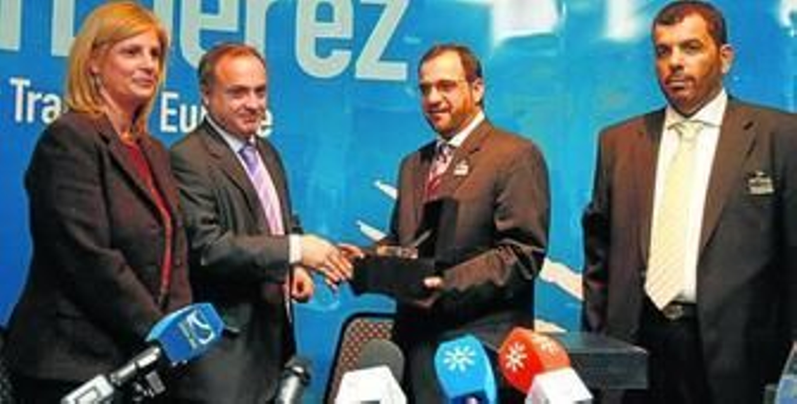 Intercambio de recuerdos entre la alcaldesa, Óscar Sordo y Hassan Yousuf Al Awadhi.