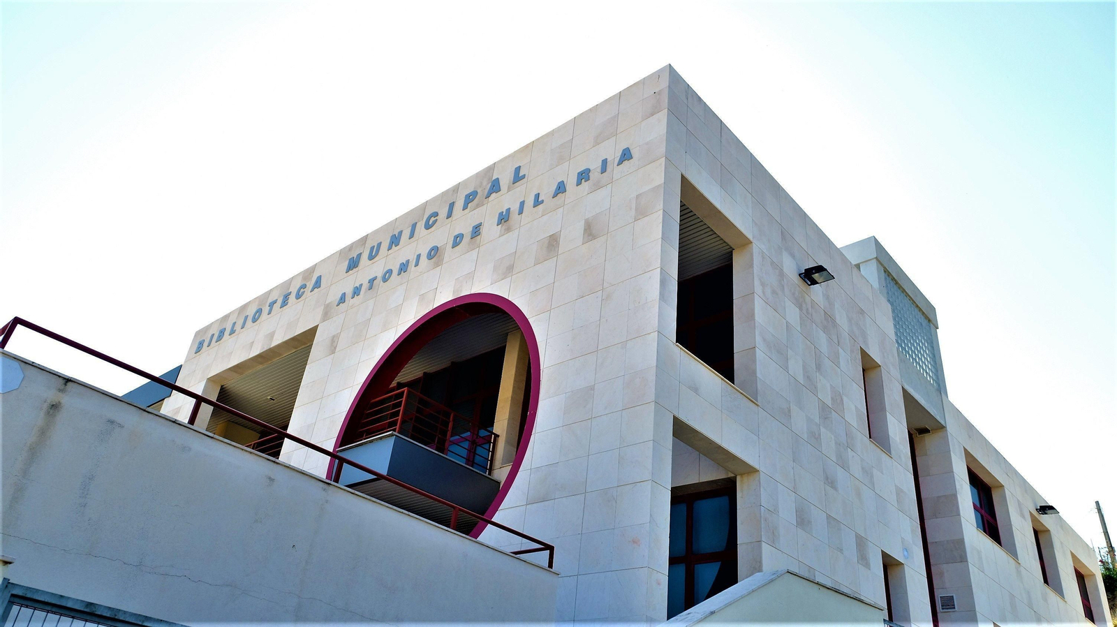 Biblioteca  municipal pública Antonio de  Hilaria.