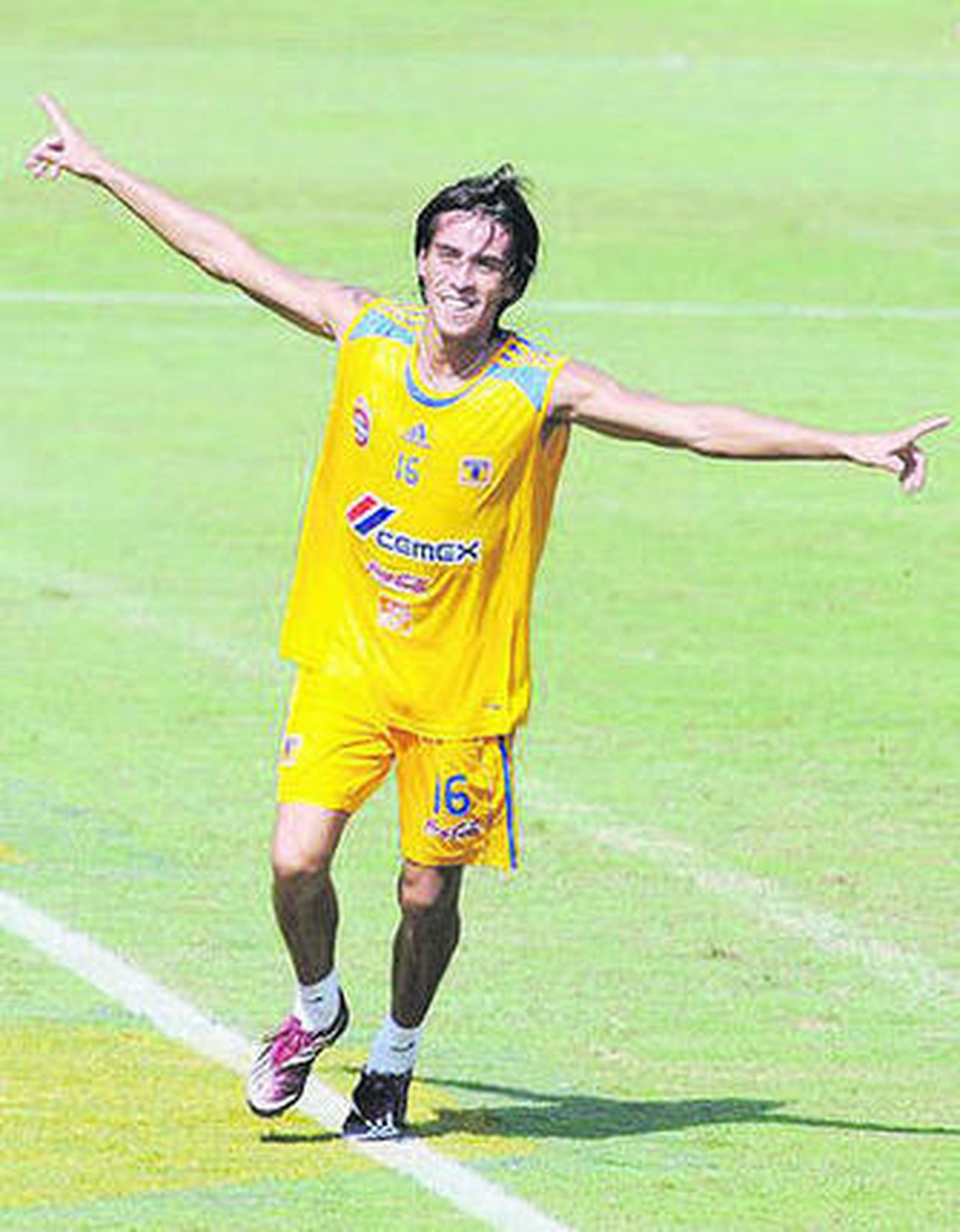 Lobos celebra un gol en un partidillo de entrenamiento.