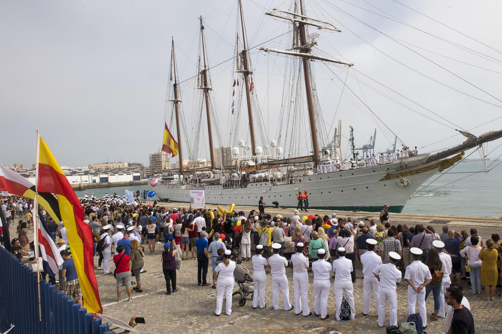 Imágenes de la llegada del 'Juan Sebastián de Elcano' a Cádiz.