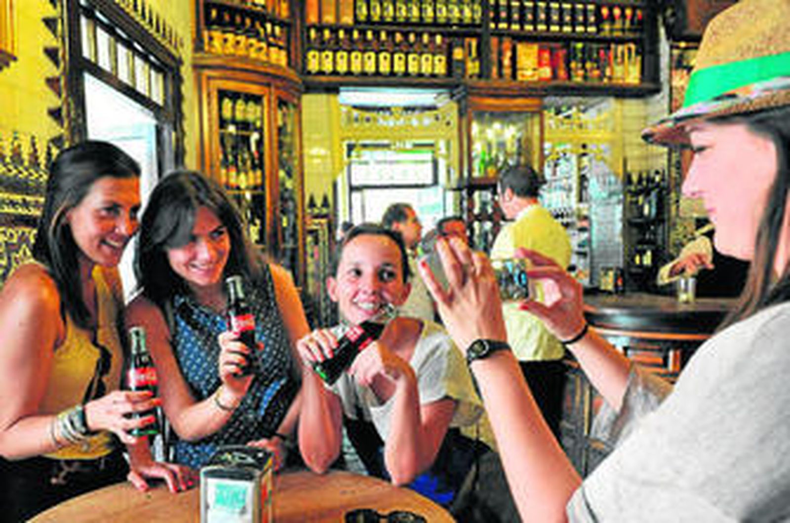 Un grupo de jóvenes posan con botellines en el Bar El Rinconcillo.