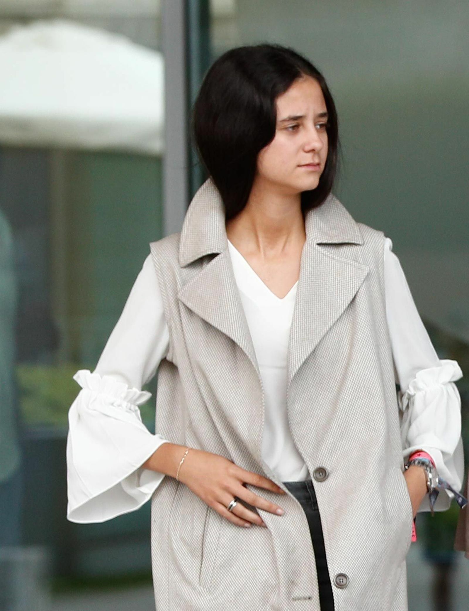 Victoria Federica, con camisa blanca de volantes y macrochaleco.