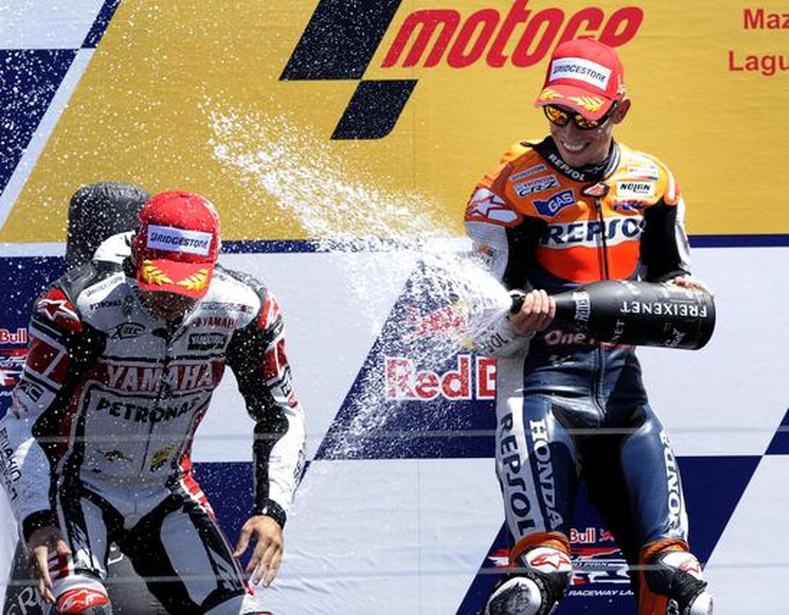 Stoner doblega a Lorenzo y aumenta su ventaja en el mundial

Foto: EFE