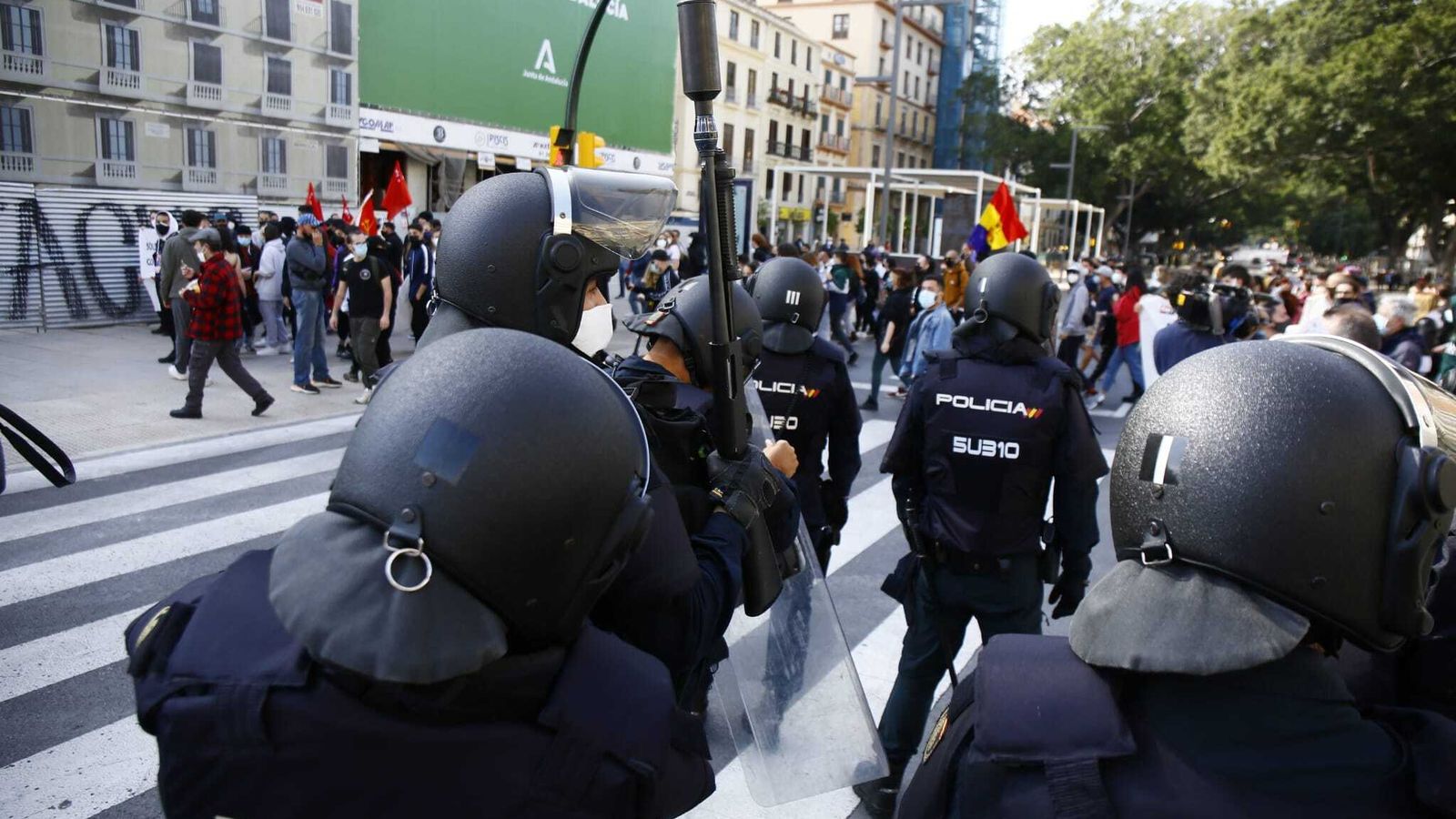 La policía corta el tráfico para que la manifestación transitara hacia la plaza de la Marina.