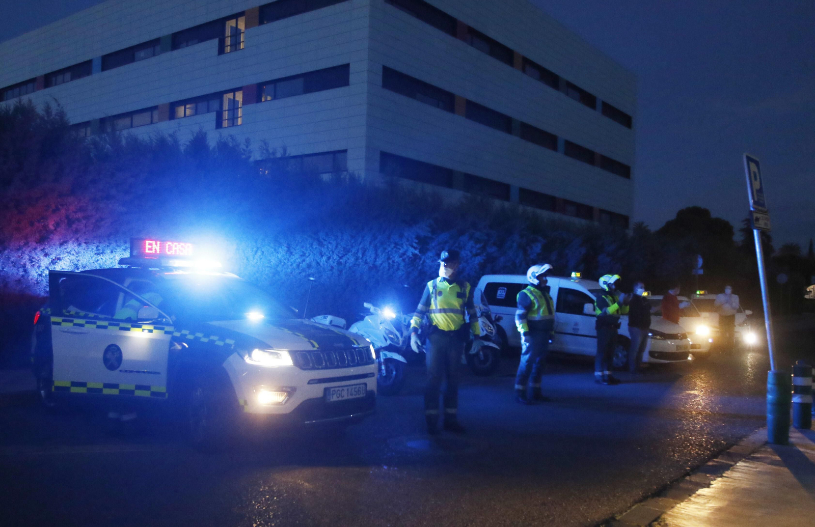Los profesionales del Hospital Reina Sofía de Córdoba devuelven los aplausos de los cordobeses