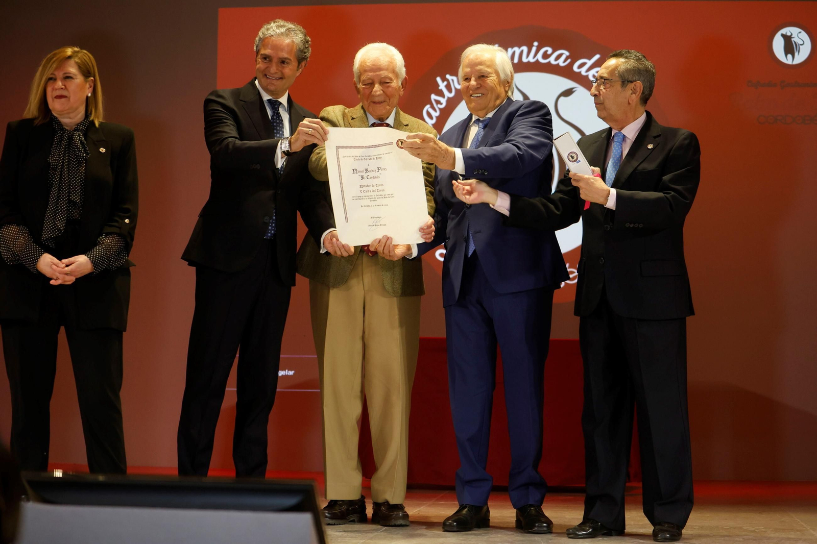 El Cordobés, cofrade de honor de la Cofradía Gastronómica del Rabo de Toro