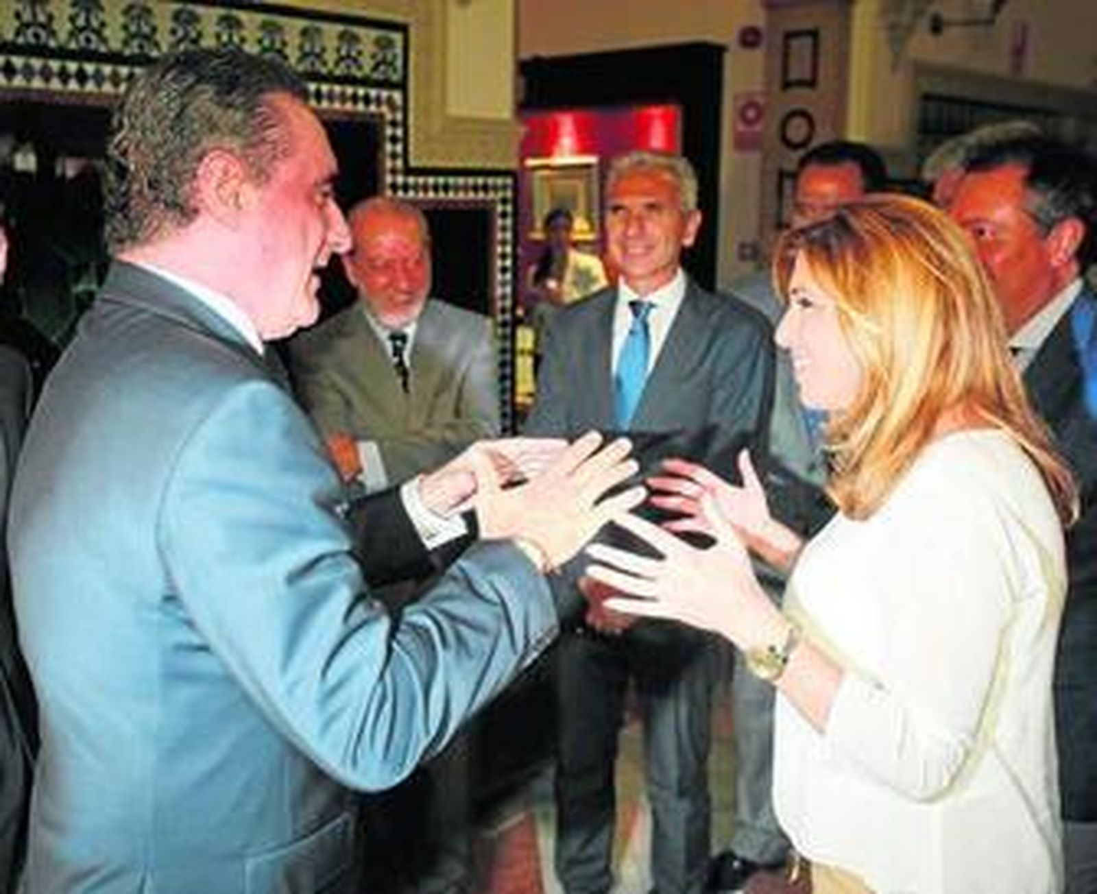 Carlos Herrera saluda a Susana Díaz, presidenta de la Junta de Andalucía, en el hotel Alfonso XIII.