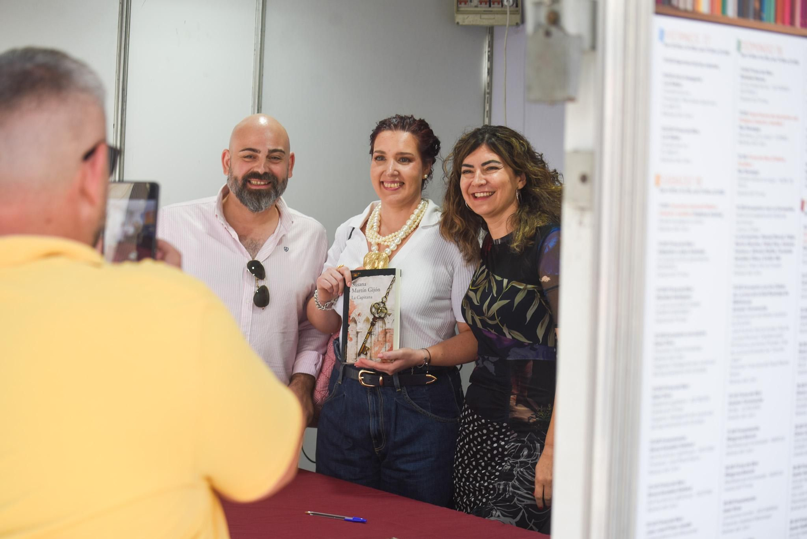 El mejor ambiente de la Feria del Libro de Córdoba en una de sus grandes jornadas, en imágenes