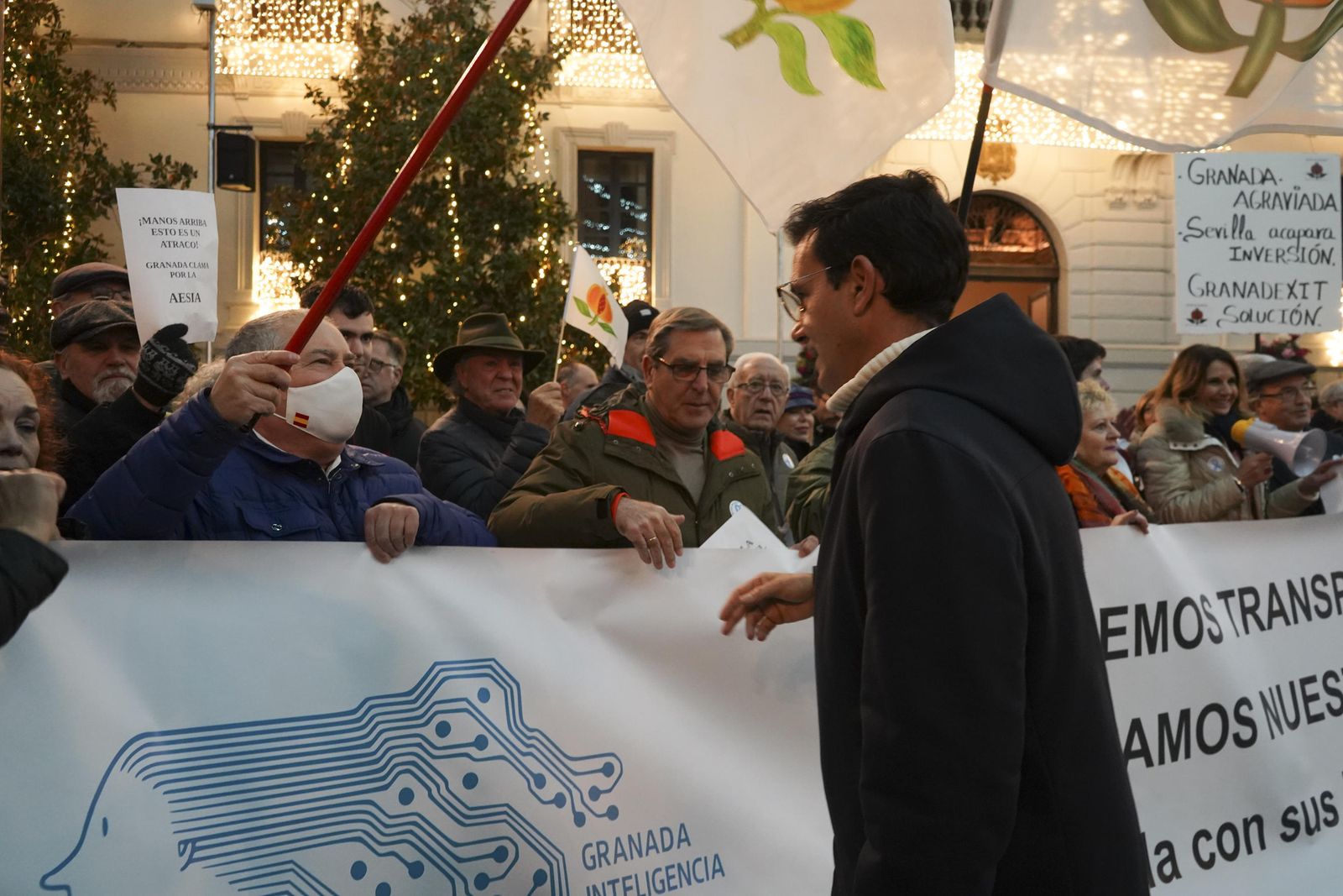 El alcalde habla con los manifestantes de una concentración pidiendo transparencia por la elección de la AESIA