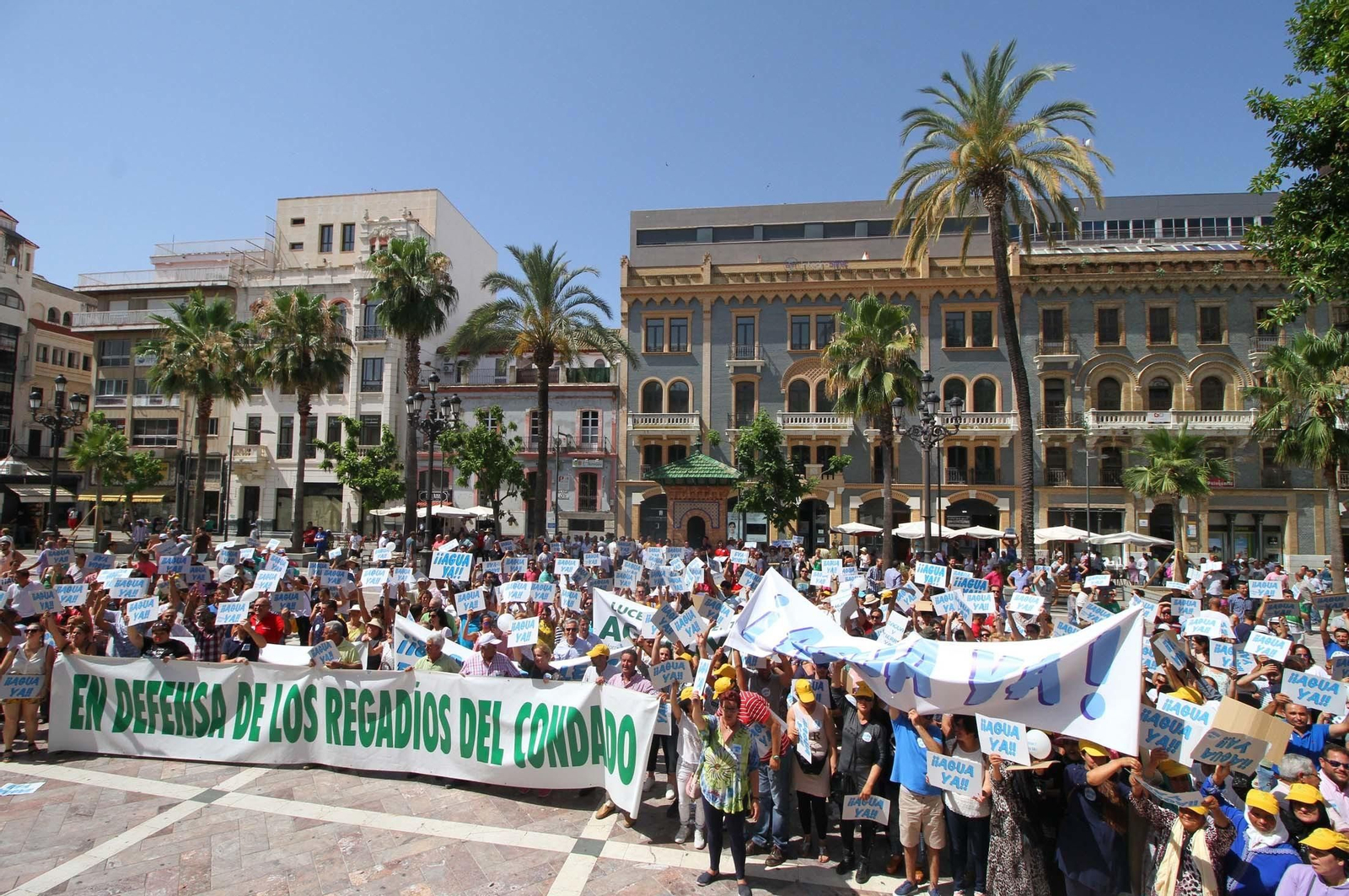 Imágenes de la manifestación para pedir agua y tierra para los regadíos del Condado.