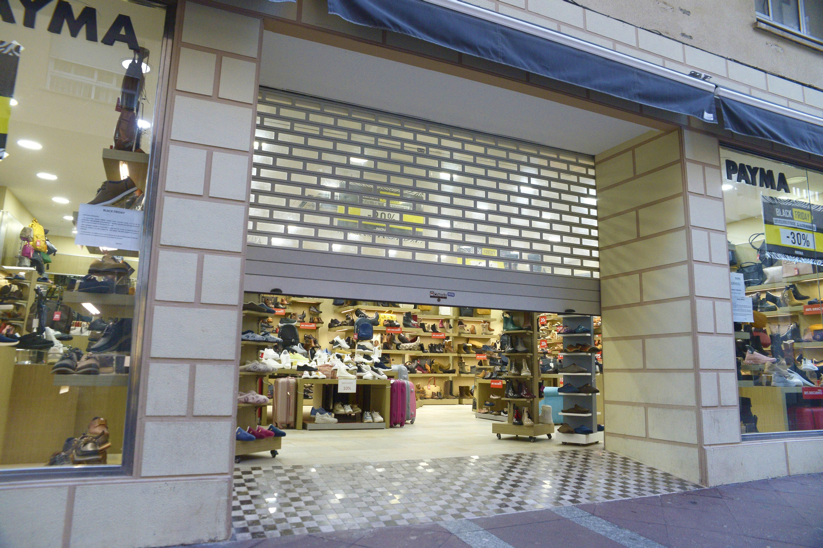 Fotos del cierre de comercios y bares en las calles por el Covid