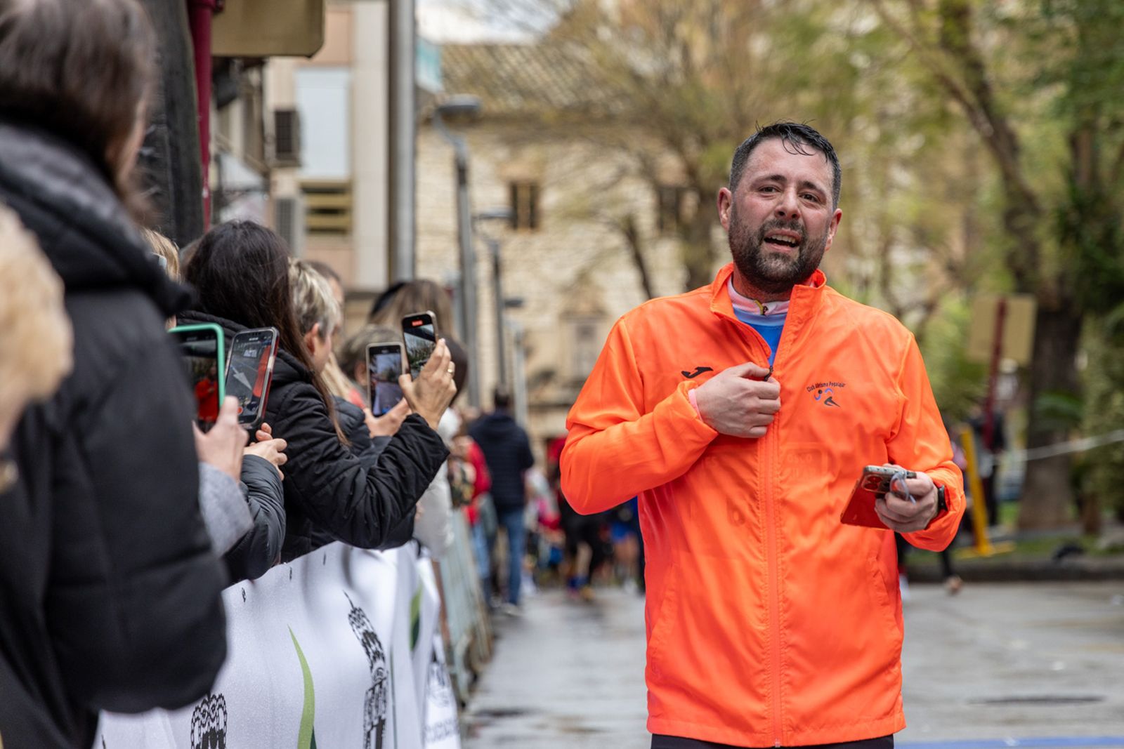En imágenes: la lluvia no frena a más de un millar de corredores en la V Carrera Popular del IES San Juan Bosco (2)