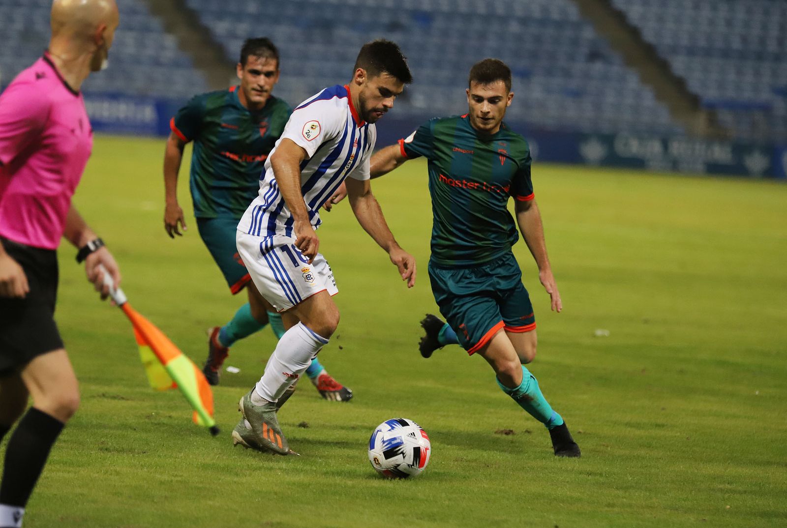 Juanjo Coronil persigue a un jugador del Recre en su debut.