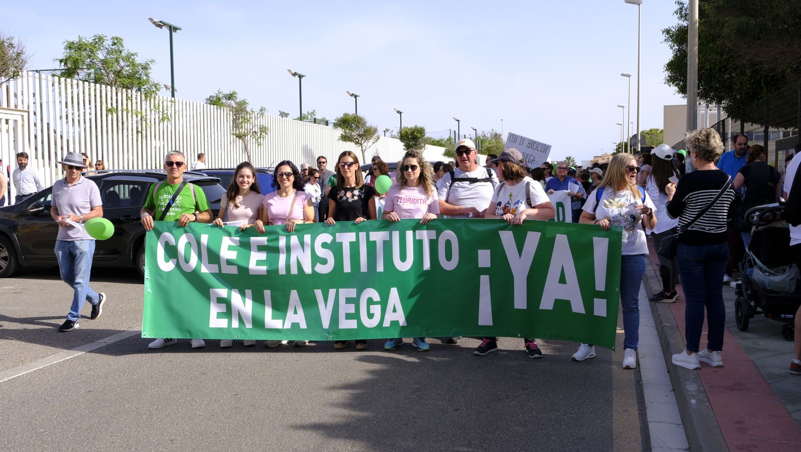 Imágenes de la manifestación de padres de la Vega de Acá solicitando un colegio nuevo