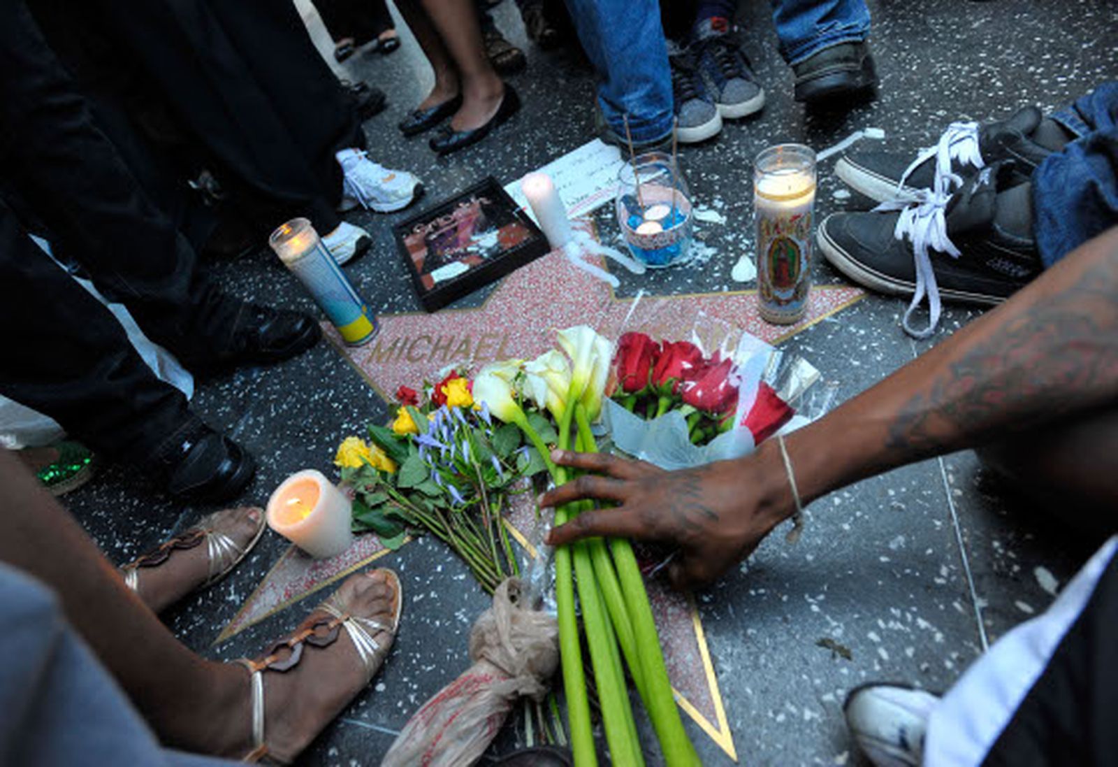Los fans de Michael Jackson se concentraron en su estrella del paseo de la fama de Hollywood.  Foto: Reuters, Efe, Afp