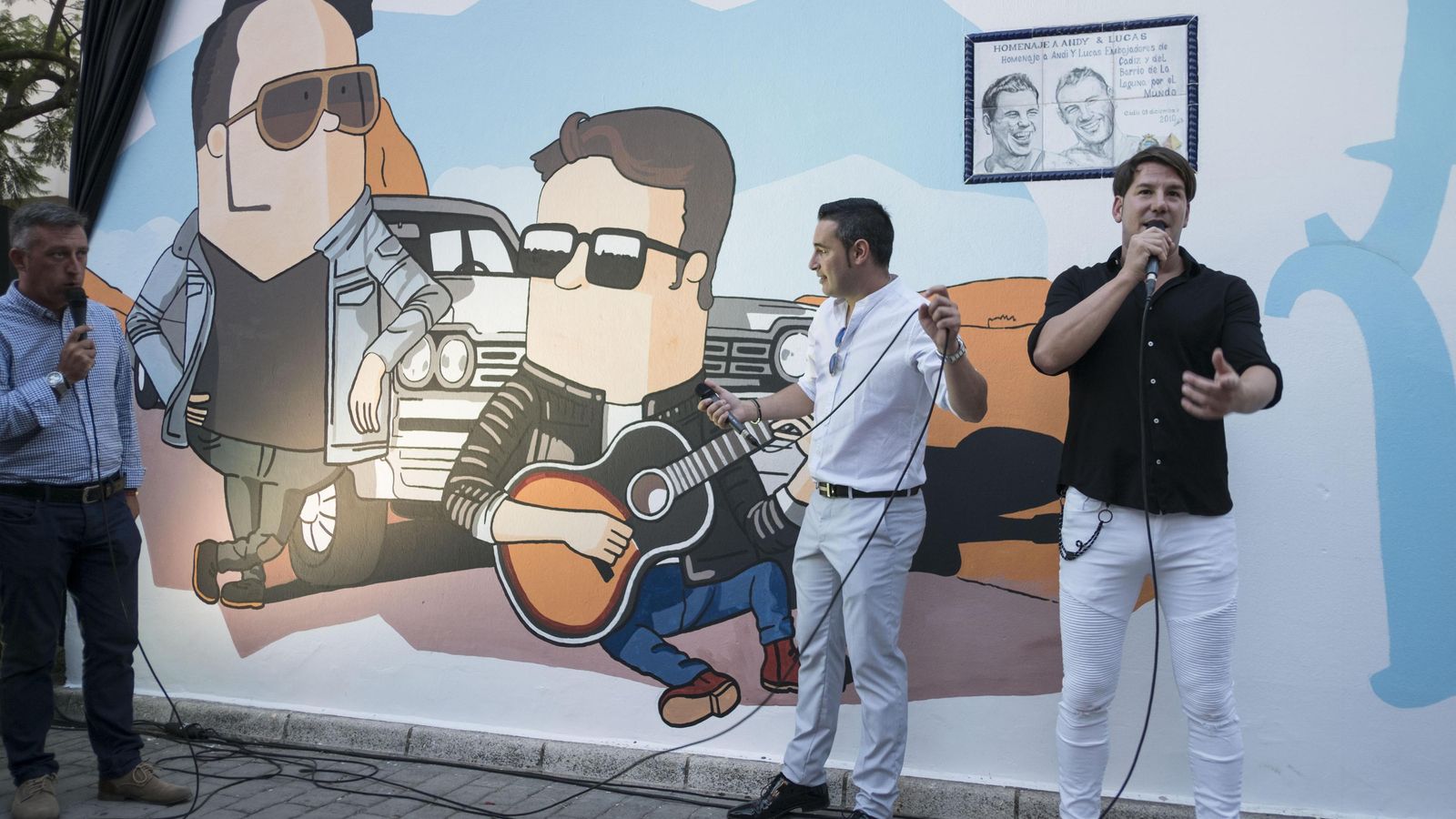 Inauguración del mural de Andy & Lucas en la plaza Reina Sofía de Cádiz.