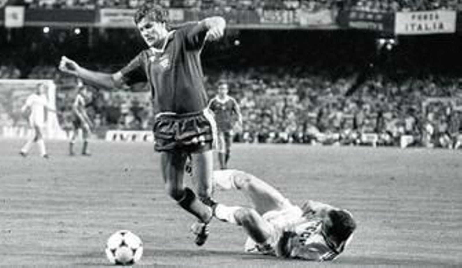 Smolarek se marcha del ruso Sulakvelidze en el Polonia-URSS del Mundial 82 que se celebró en España.