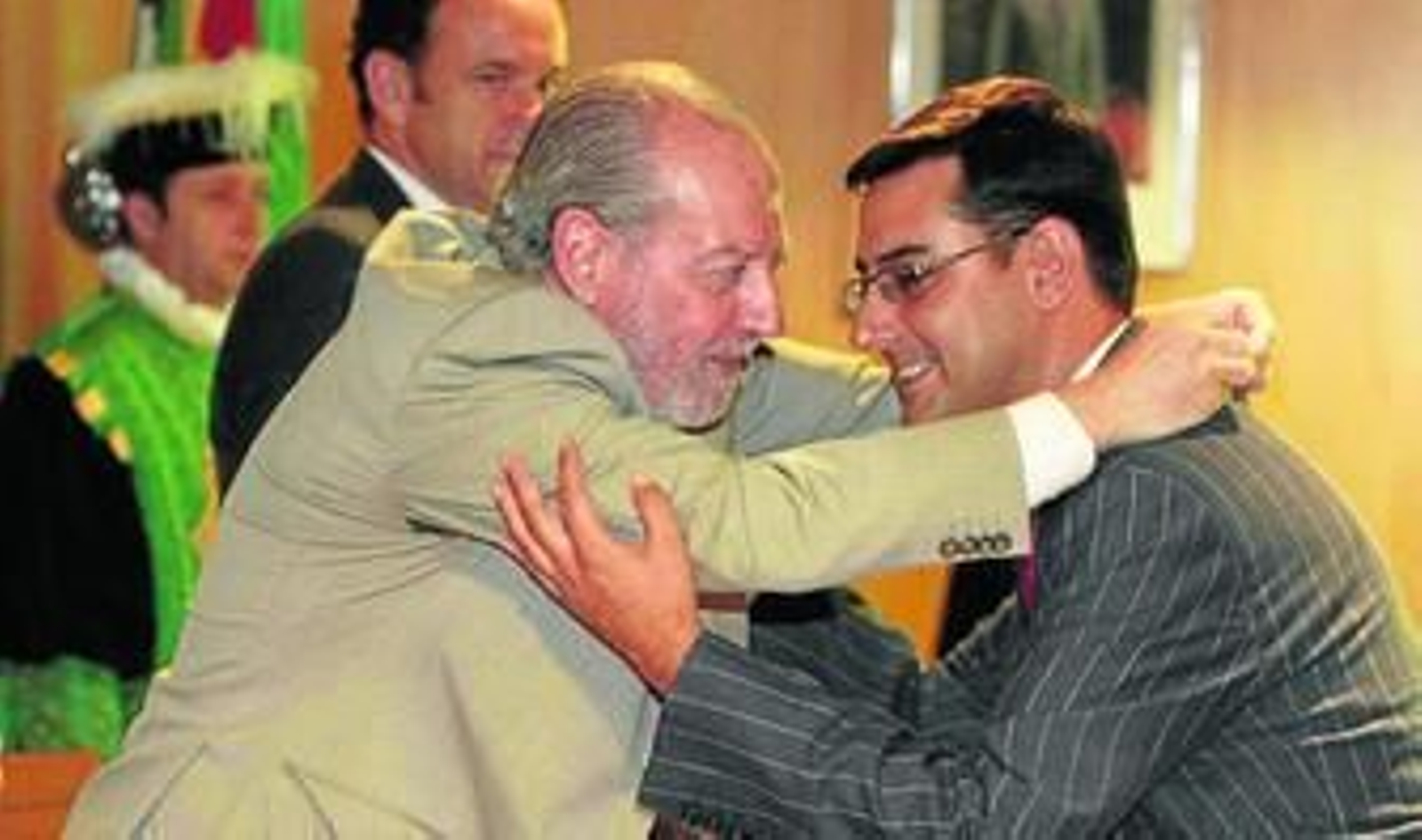 El presidente de la Diputación, en la toma de posesión como diputado provincial del socialista José María Villalobos.