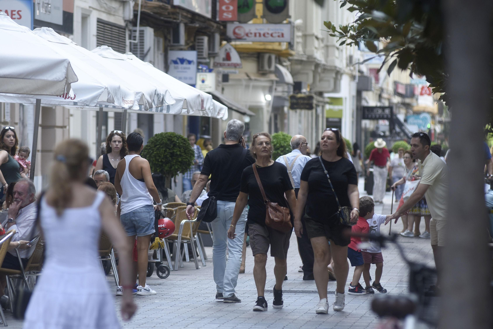 Varias personas caminan por la calle Cruz Conde de Córdoba.