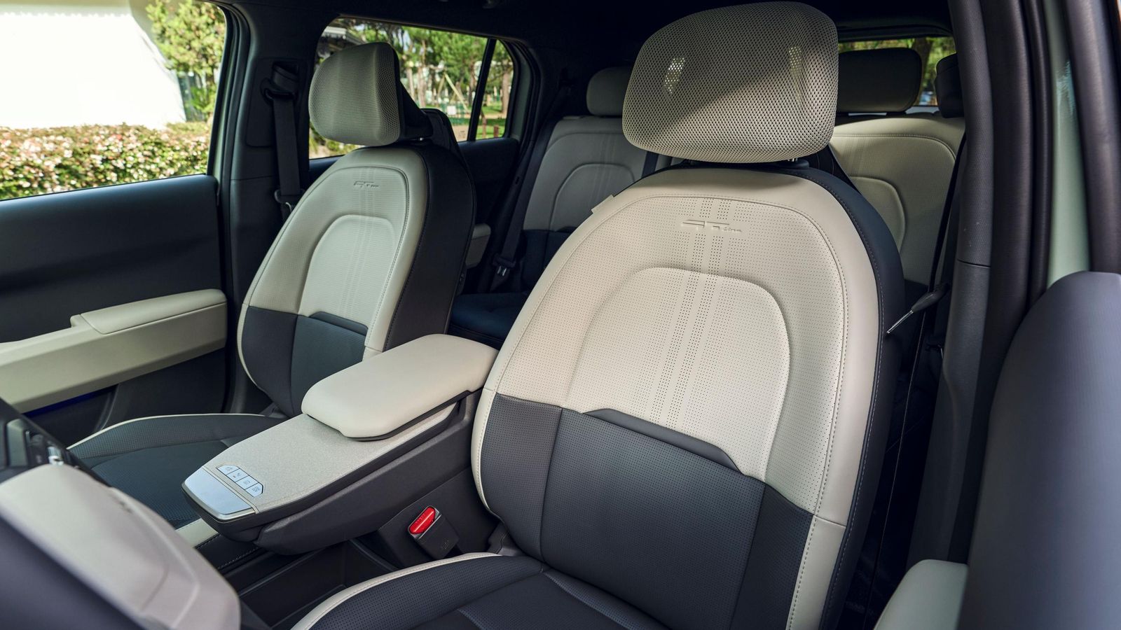 Las regulaciones eléctrica, al igual que las funciones de ventilación y calefacción son de serie en el acabado GT-line.