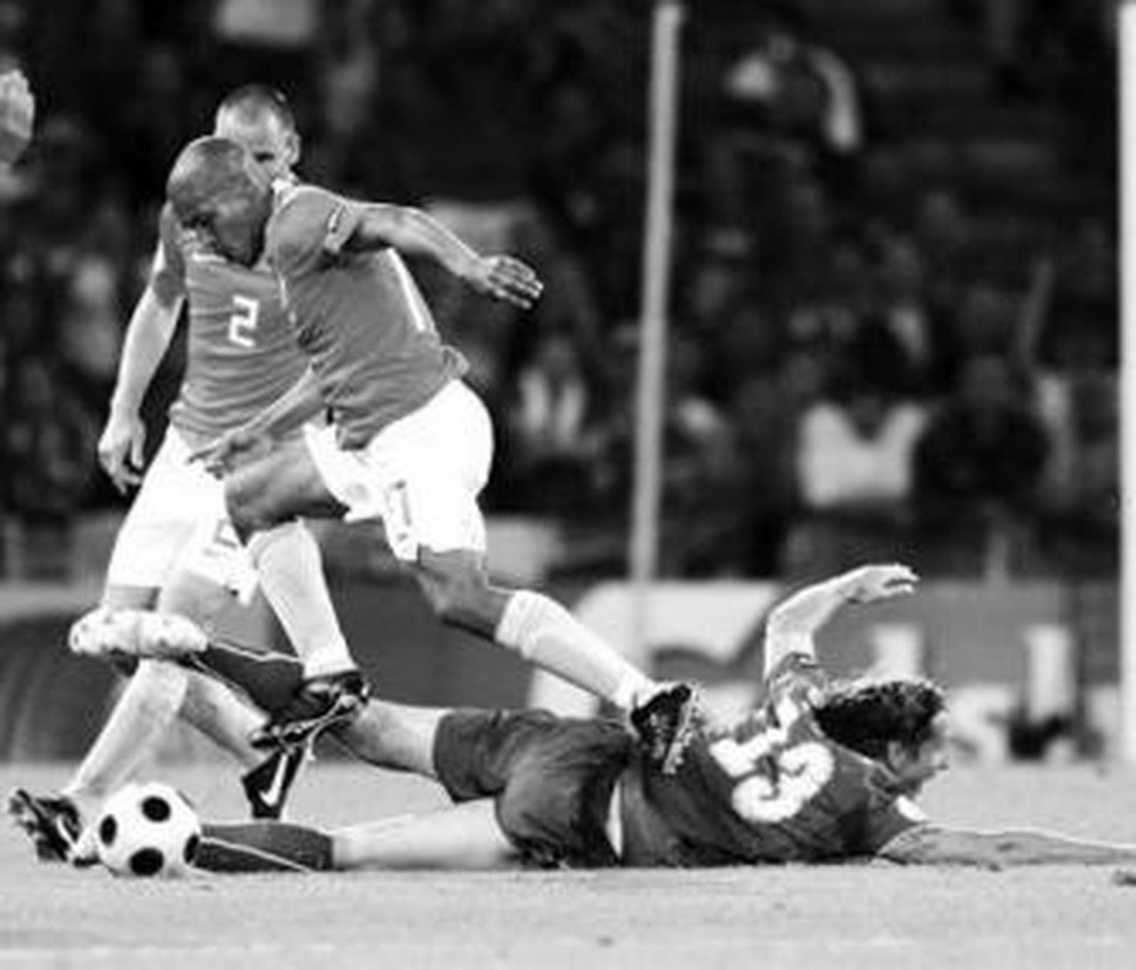 De Jong elude a Ambrosini, en el suelo.