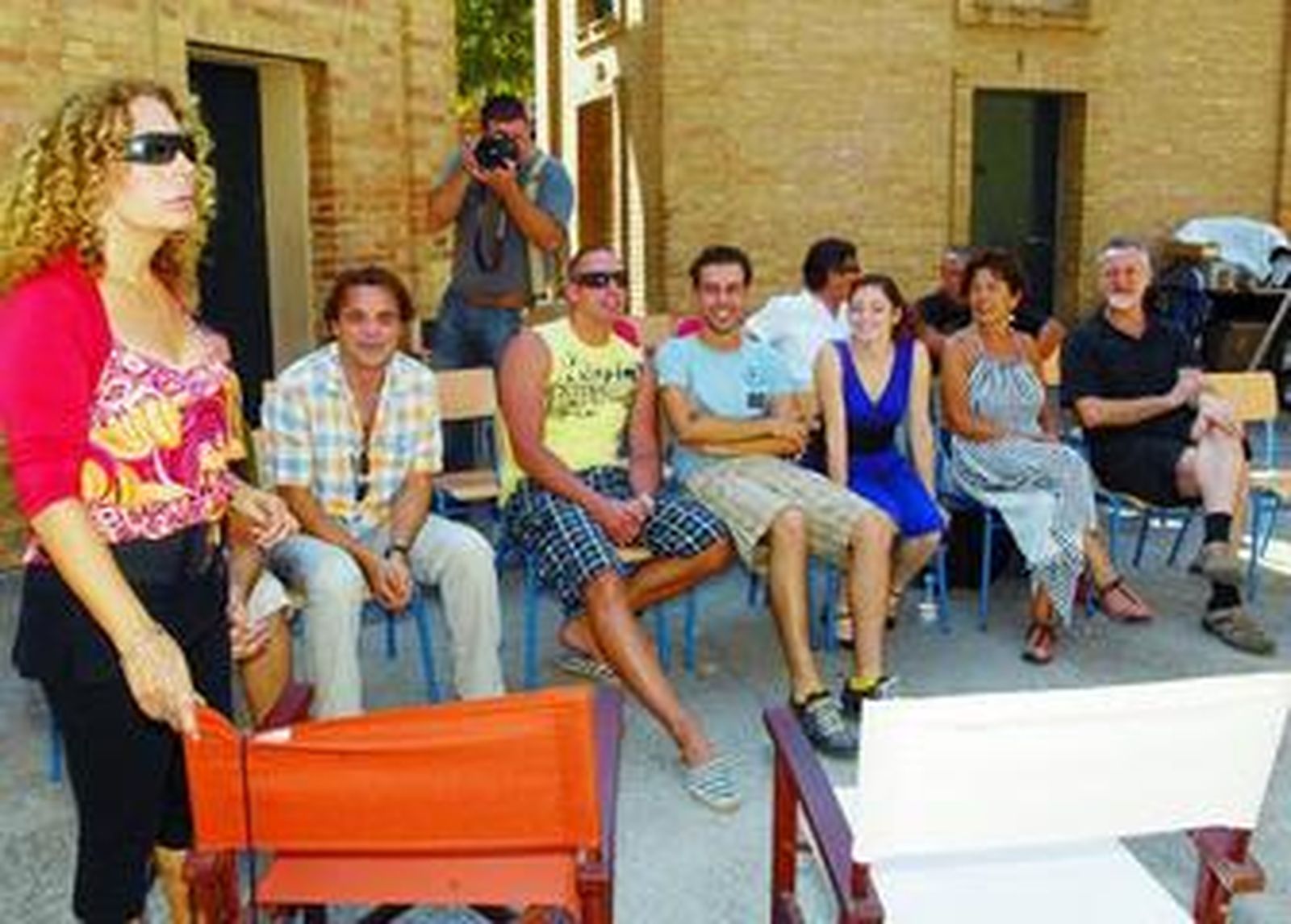 Pilar Távora (a la izquierda) y parte del equipo de 'Madre amadísima' en el antiguo matadero.