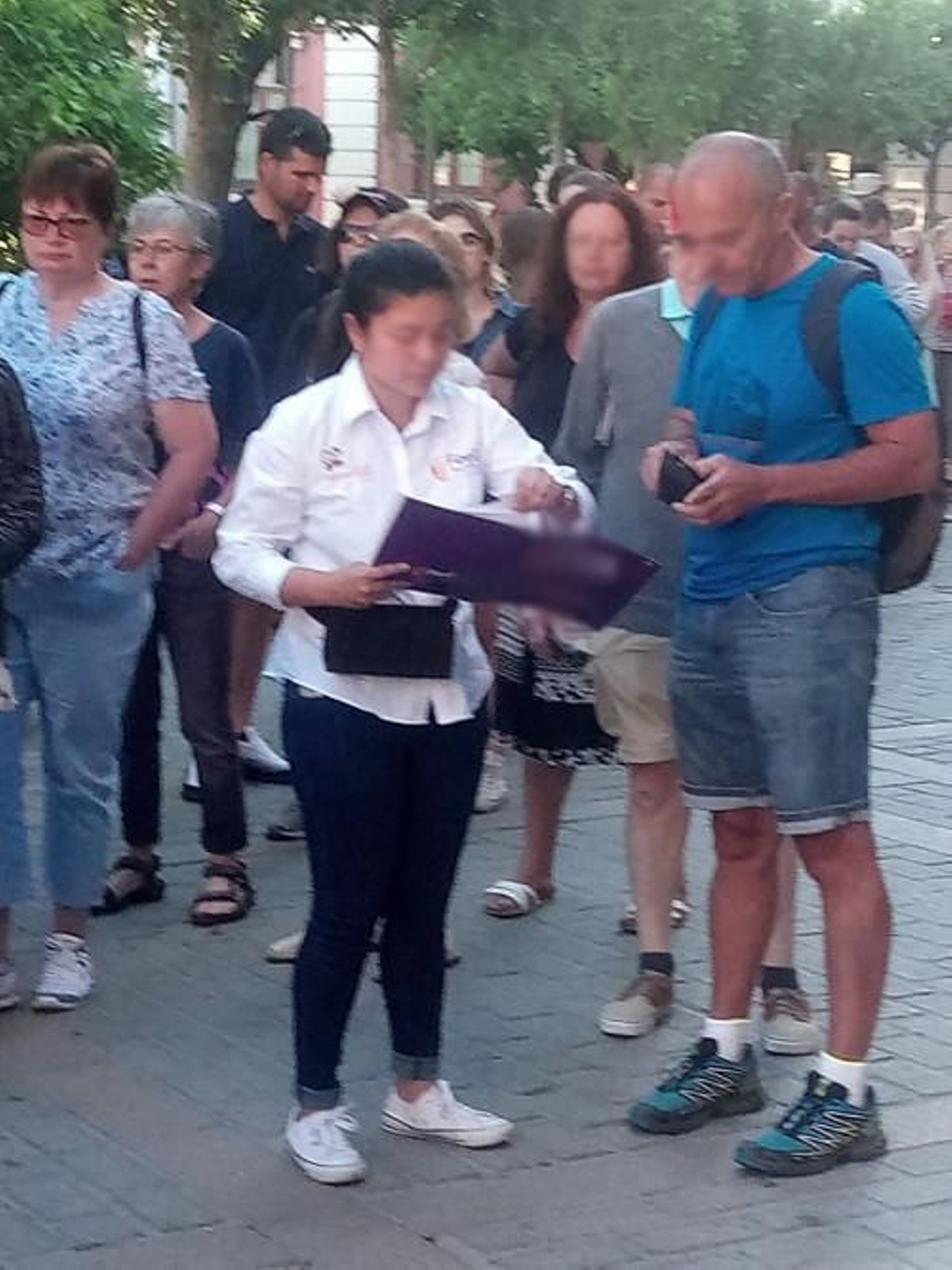 Una de las captadoras de turistas intenta revenderles entradas en la cola de acceso al Alcázar.