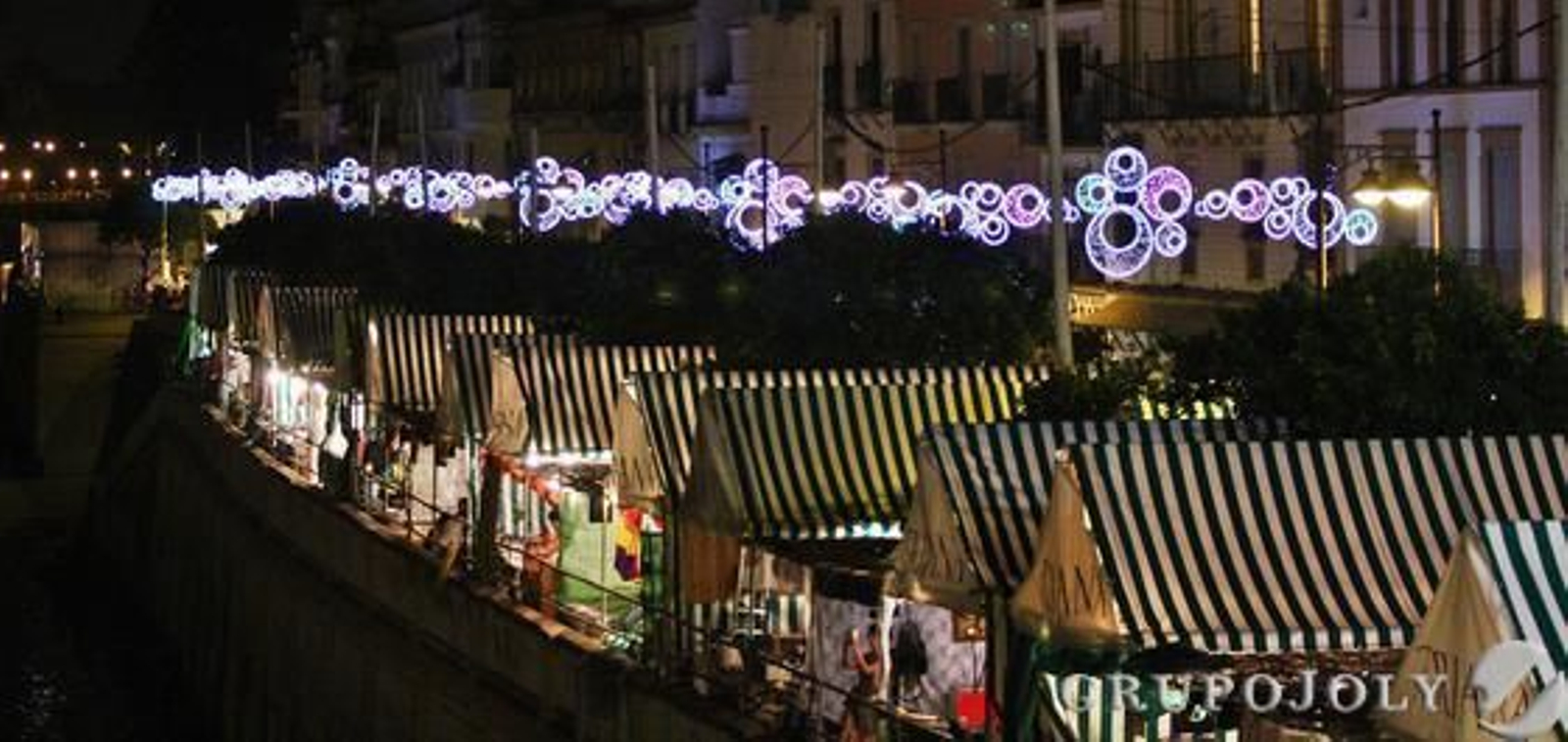 El alumbrado de la velá de Triana.  Foto: Belén Vargas
