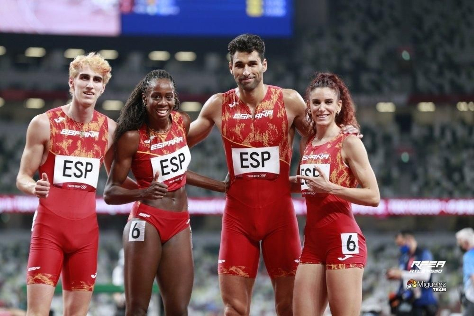 Laura Bueno (d), junto al resto de miembros del 4x400 antes de la carrera