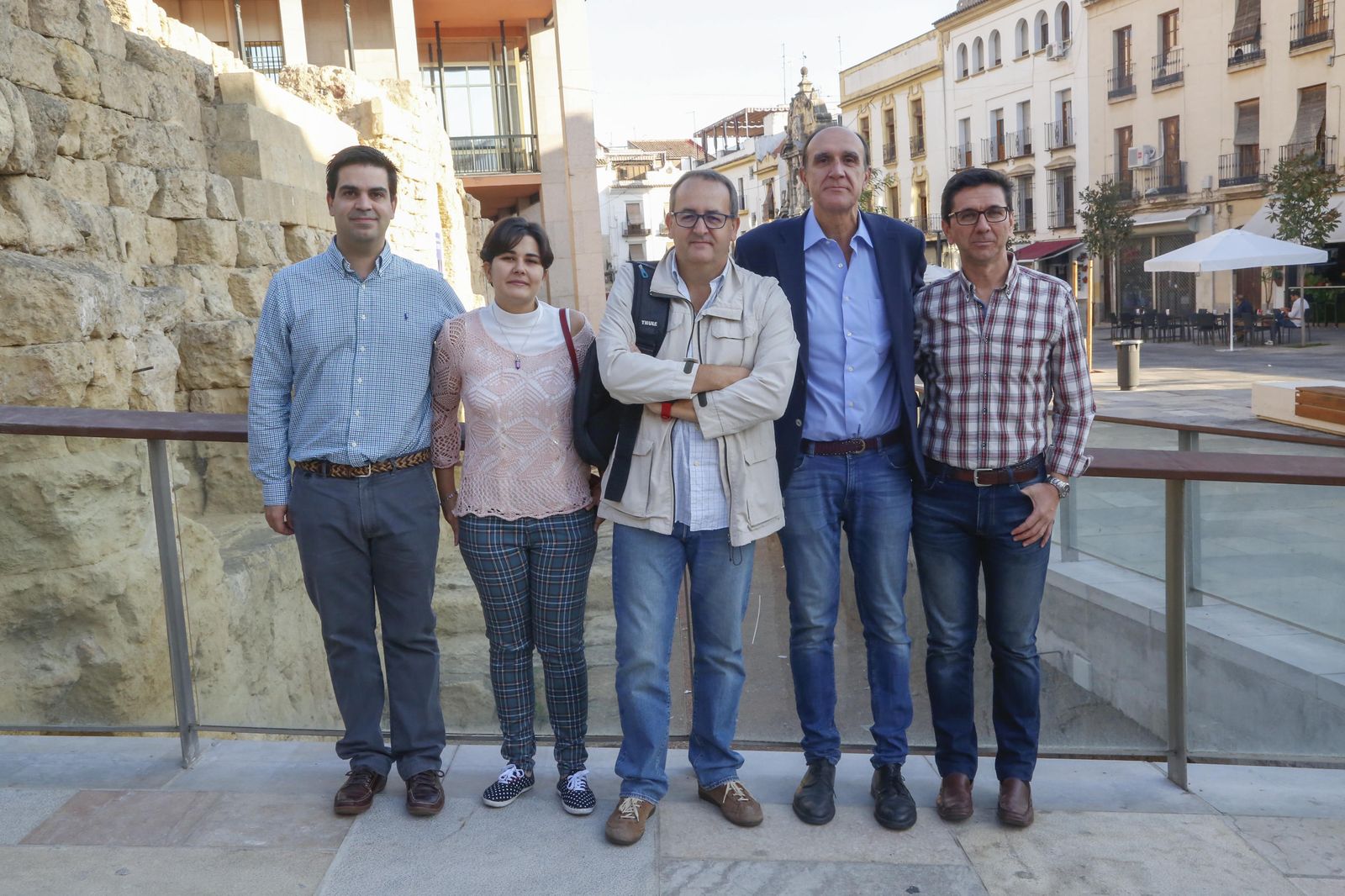 Integrantes del grupo en los restos del templo romano de Córdoba