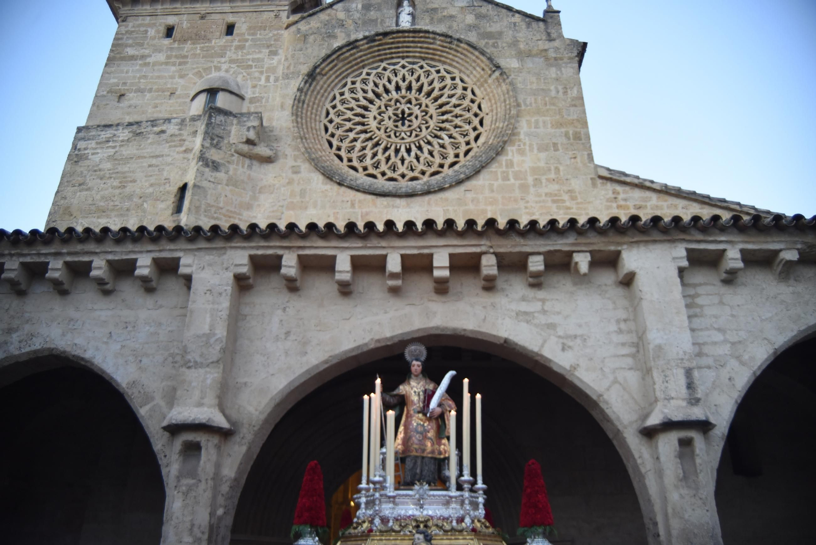 San Lorenzo sale de su templo. San Lorenzo sale de su templo.