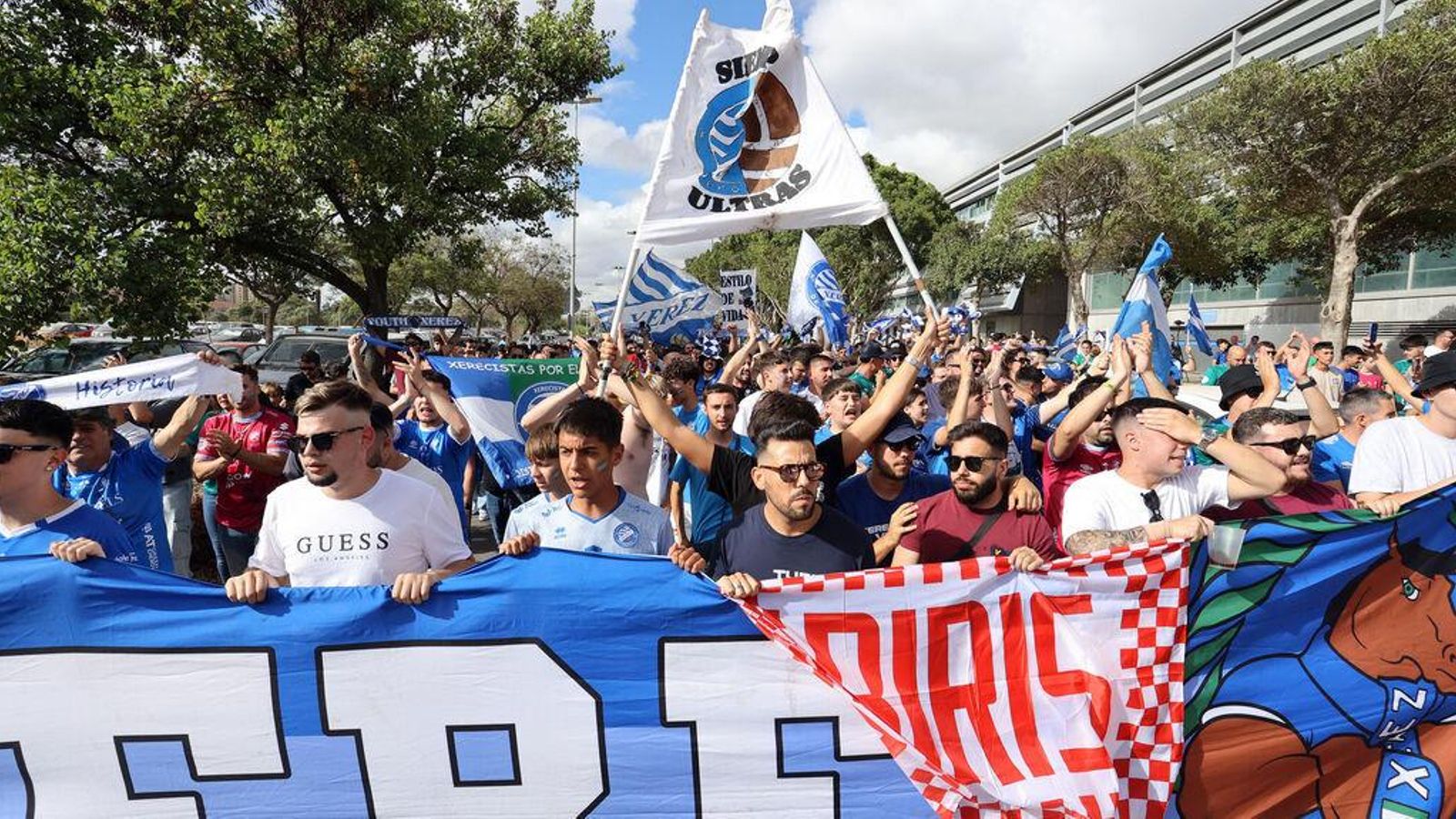 La afición del Xerez DFC se volcó con el equipo durante toda la jornada del sábado.