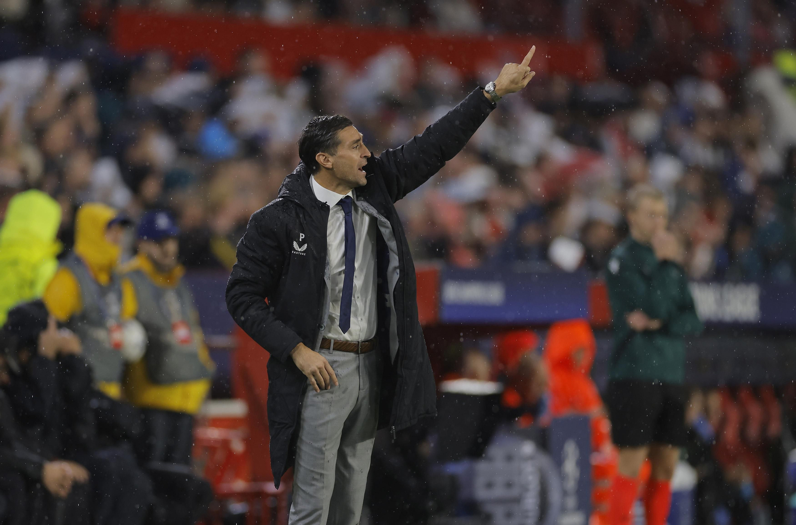 Diego Alonso da instrucciones en la banda.