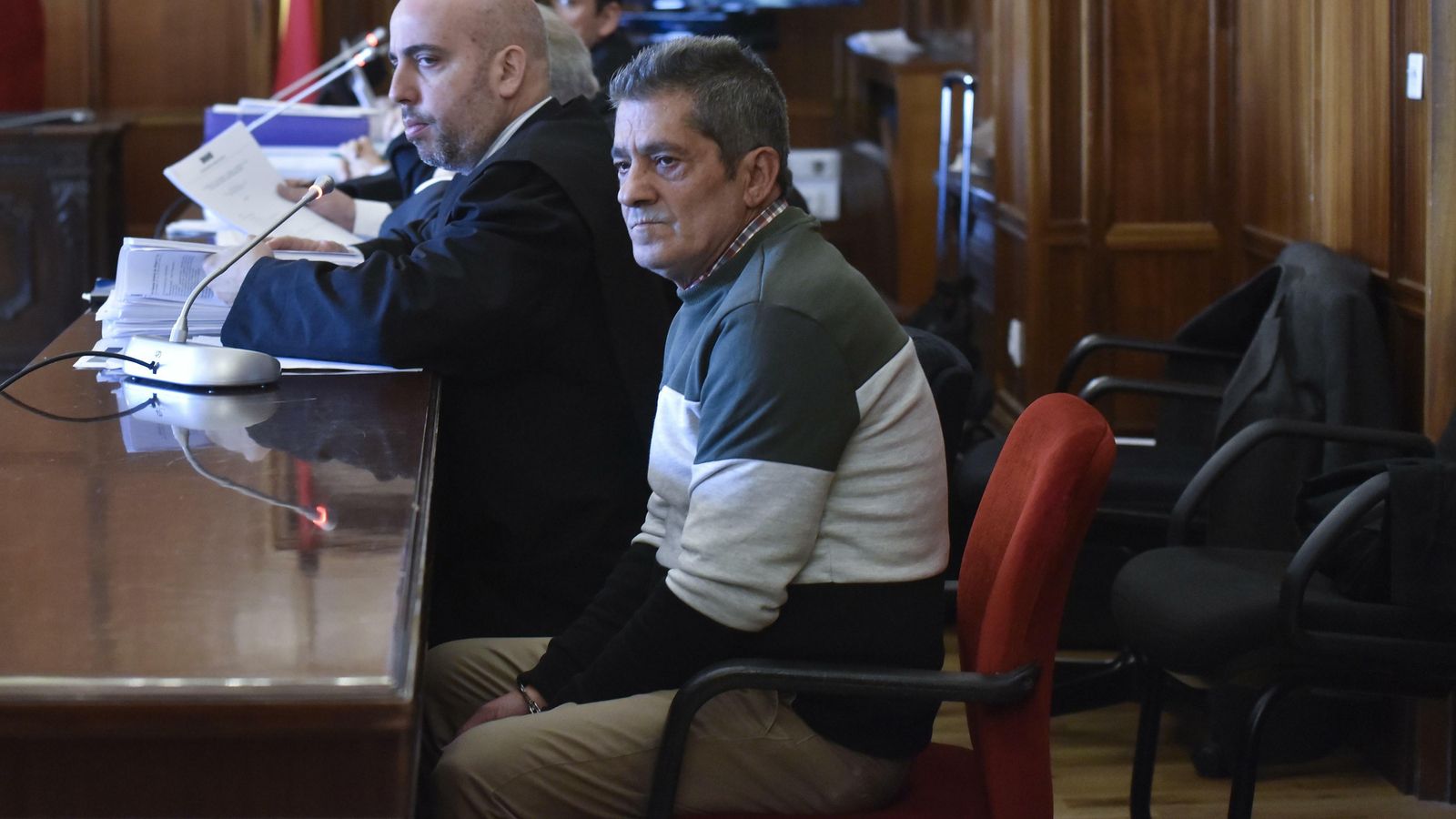 El acusado, Francisco Rodríguez Torralbo, junto a su abogado, José María Carnero.